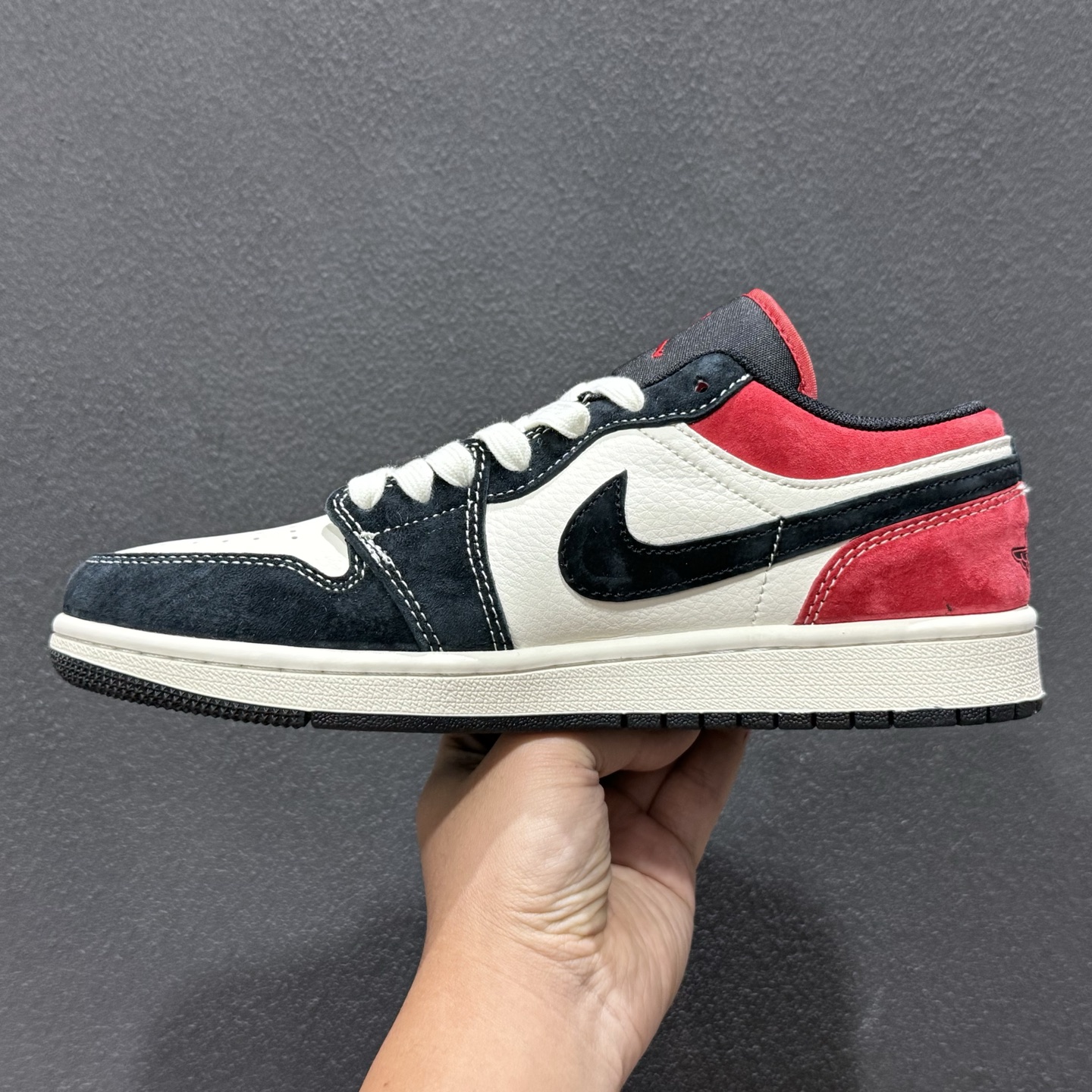 Air Jordan 1 Low AJ1 乔1马年限定 米黑红配色 高端定制 低帮复古篮球鞋 MZ9588-840-Top High Quatity Cheap Sneakers Fashion Clothing Clothes Bags handbags Shoes of all Brand wholesale With The best Quality And Beautiful Price from China Factory Chinese suppliers wholesaler seller Air Jordan 1 Low AJ1 乔1马年限定 米黑红配色 高端定制 低帮复古篮球鞋 MZ9588-840