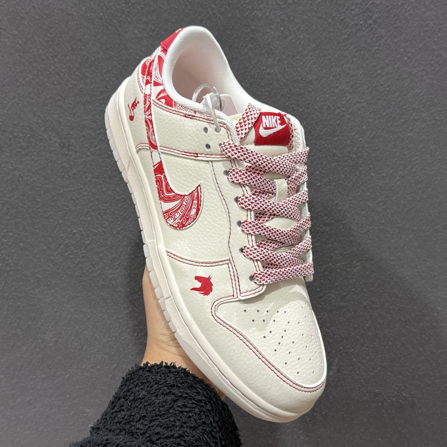 Nike Dunk Low 2026 马年限定 以米白色皮革为鞋身主体 JY6988-133-Top High Quatity Cheap Sneakers Fashion Clothing Clothes Bags handbags Shoes of all Brand wholesale With The best Quality And Beautiful Price from China Factory Chinese suppliers wholesaler seller Nike Dunk Low 2026 马年限定 以米白色皮革为鞋身主体 JY6988-133
