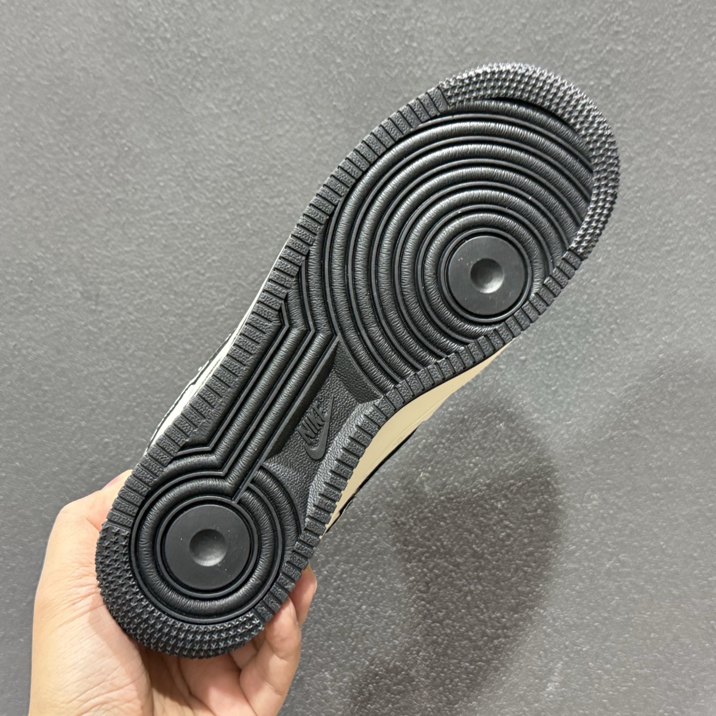 Louis Vuitton × Nike Air Force 1 联名款 以米白色粒面皮革为鞋身主体 KG6699-F32