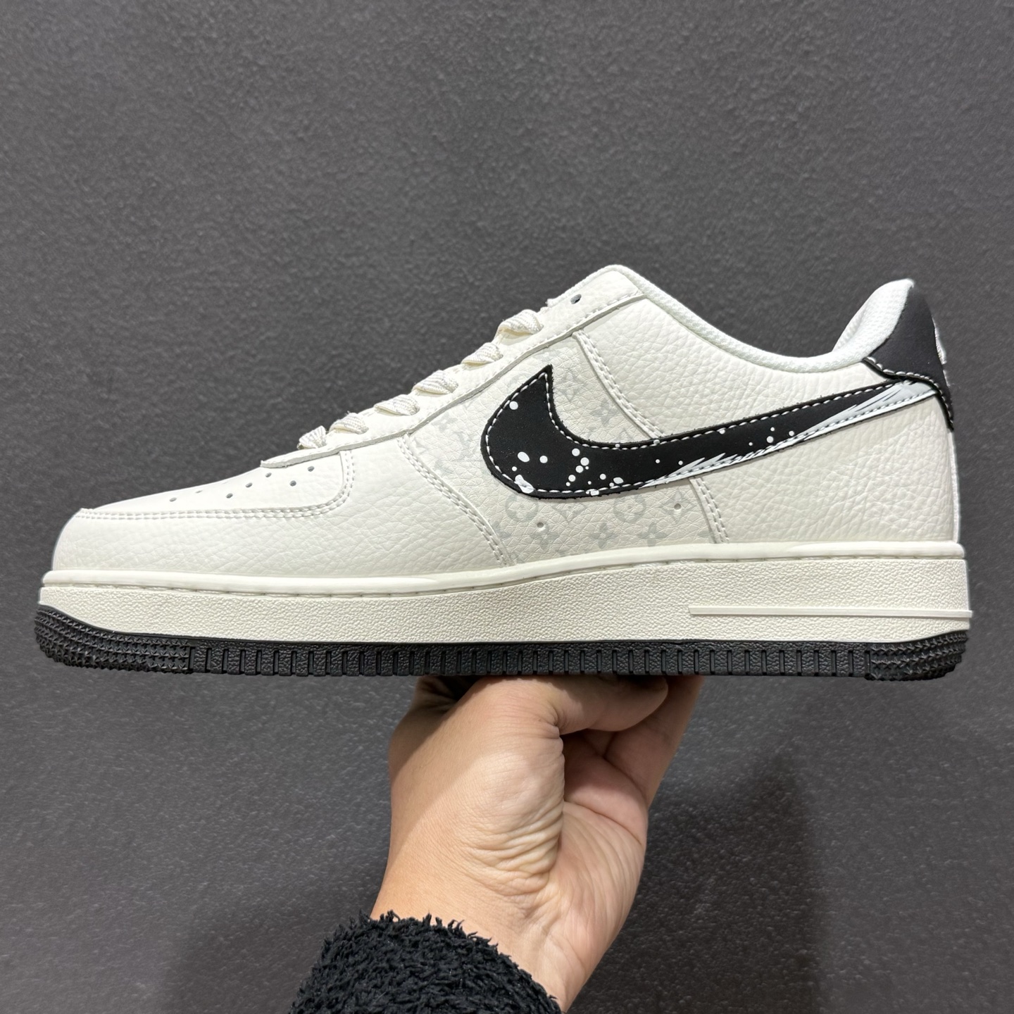 Louis Vuitton × Nike Air Force 1 联名款 以米白色粒面皮革为鞋身主体 KG6699-F32