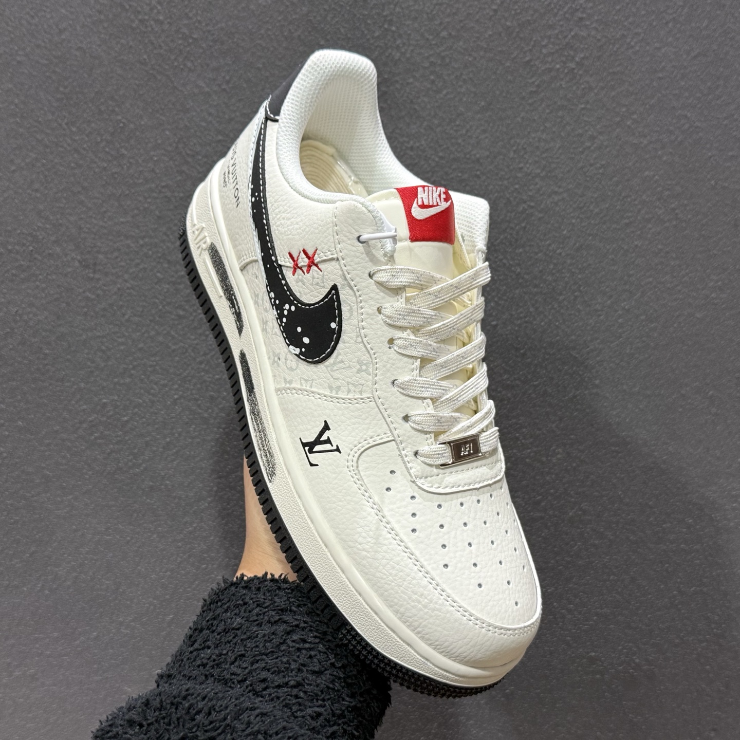Louis Vuitton × Nike Air Force 1 联名款 以米白色粒面皮革为鞋身主体 KG6699-F32