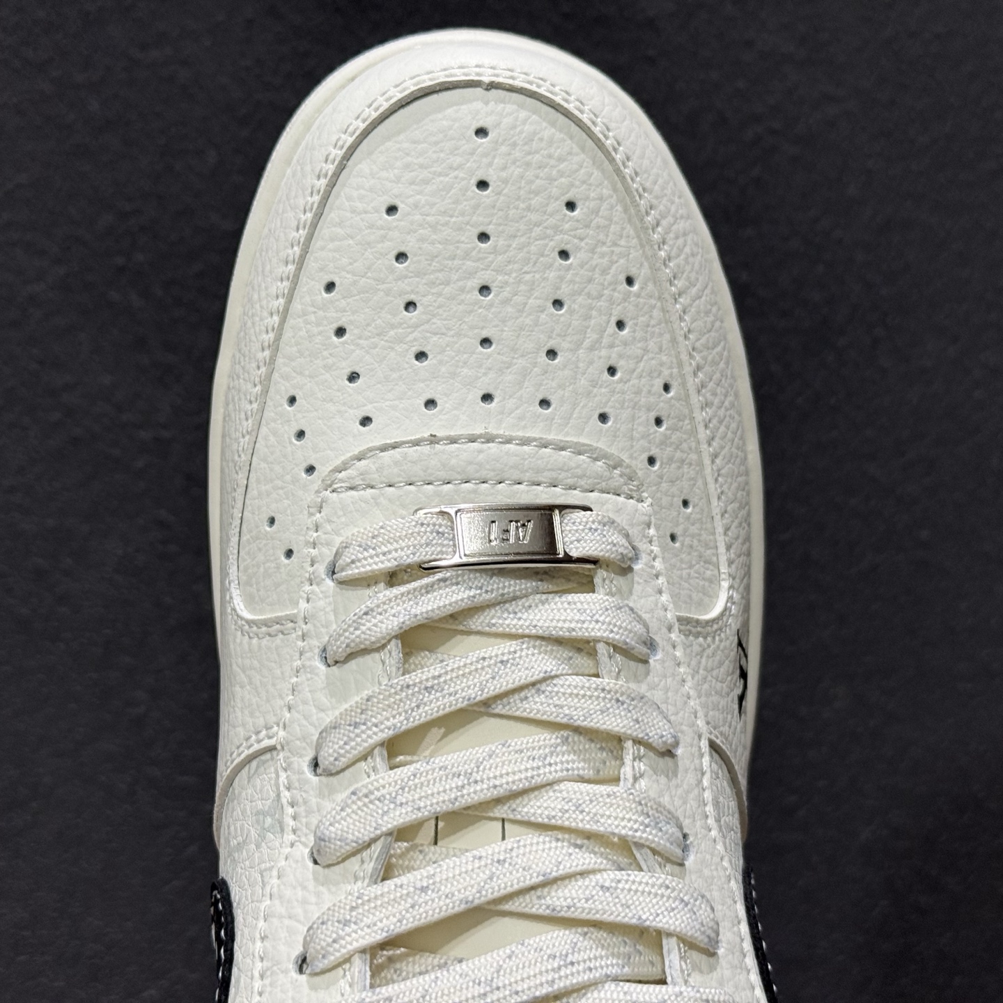 Louis Vuitton × Nike Air Force 1 联名款 以米白色粒面皮革为鞋身主体 KG6699-F32