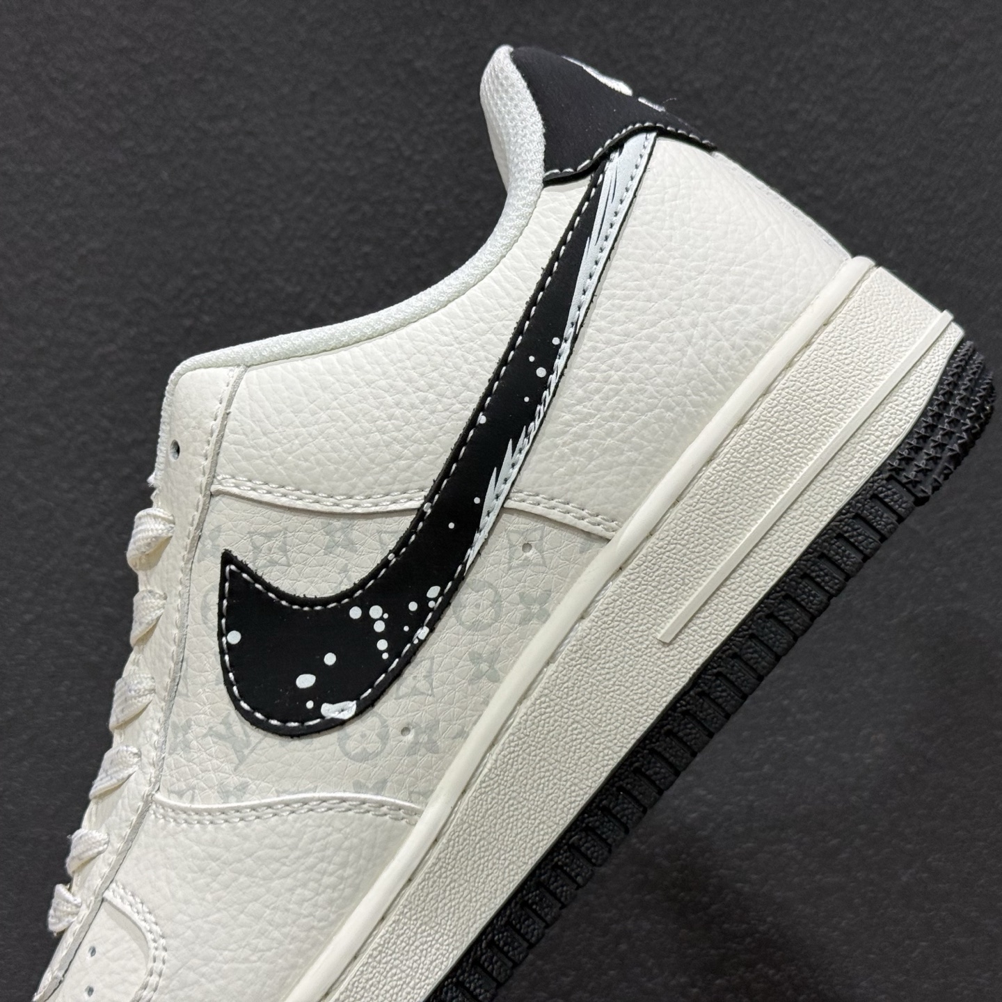 Louis Vuitton × Nike Air Force 1 联名款 以米白色粒面皮革为鞋身主体 KG6699-F32