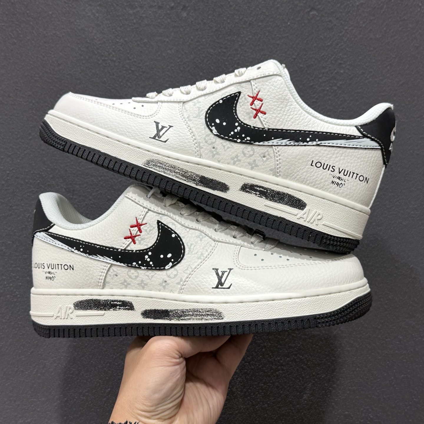 Louis Vuitton × Nike Air Force 1 联名款 以米白色粒面皮革为鞋身主体 KG6699-F32