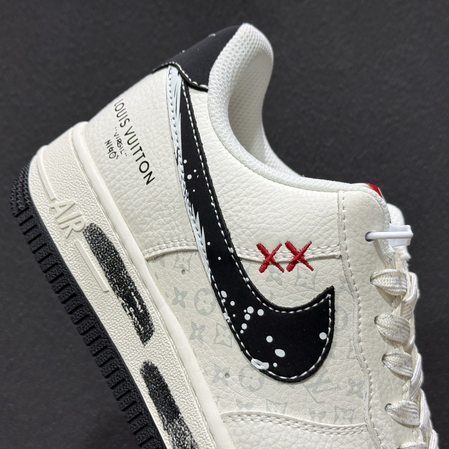 Louis Vuitton × Nike Air Force 1 联名款 以米白色粒面皮革为鞋身主体 KG6699-F32
