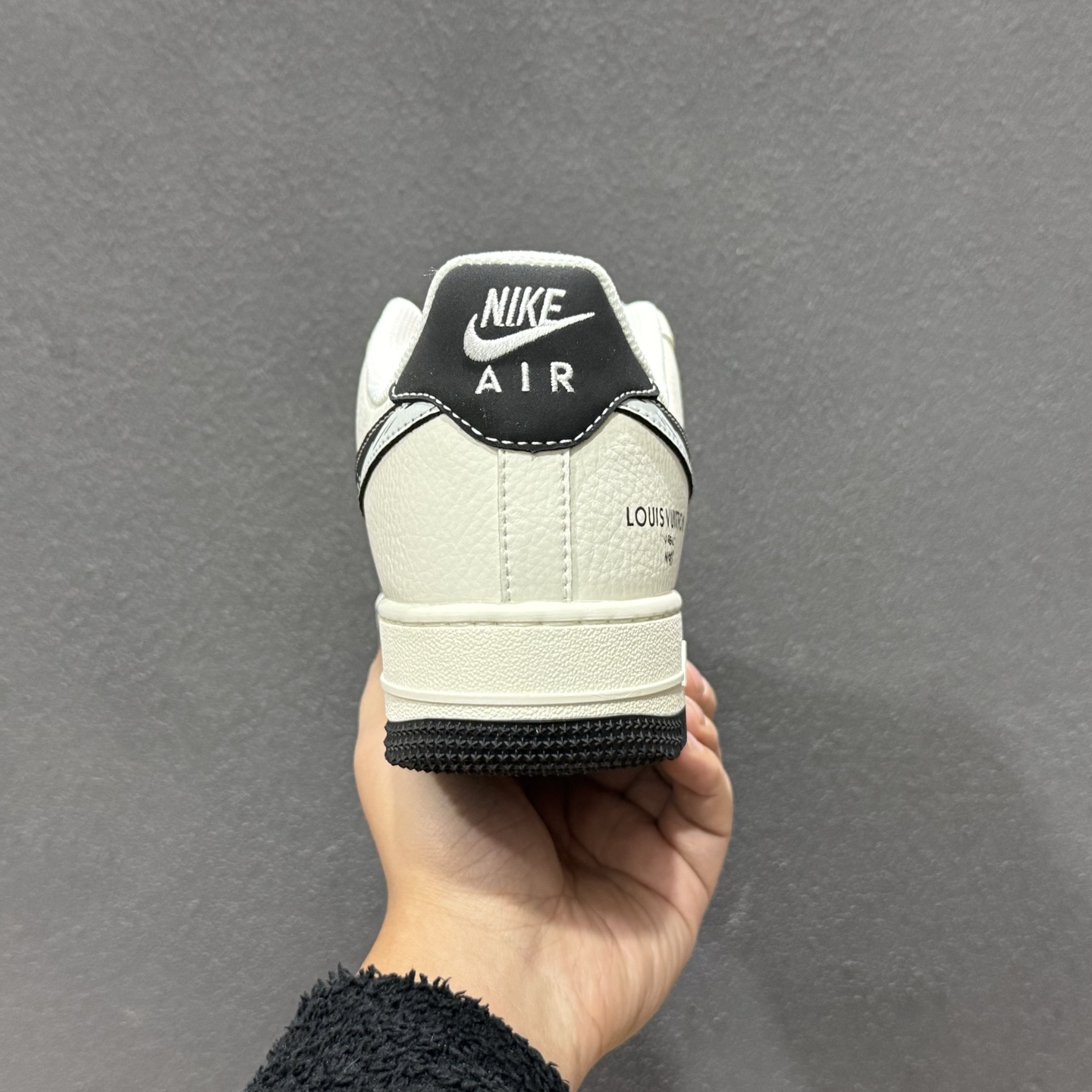 Louis Vuitton × Nike Air Force 1 联名款 以米白色粒面皮革为鞋身主体 KG6699-F32