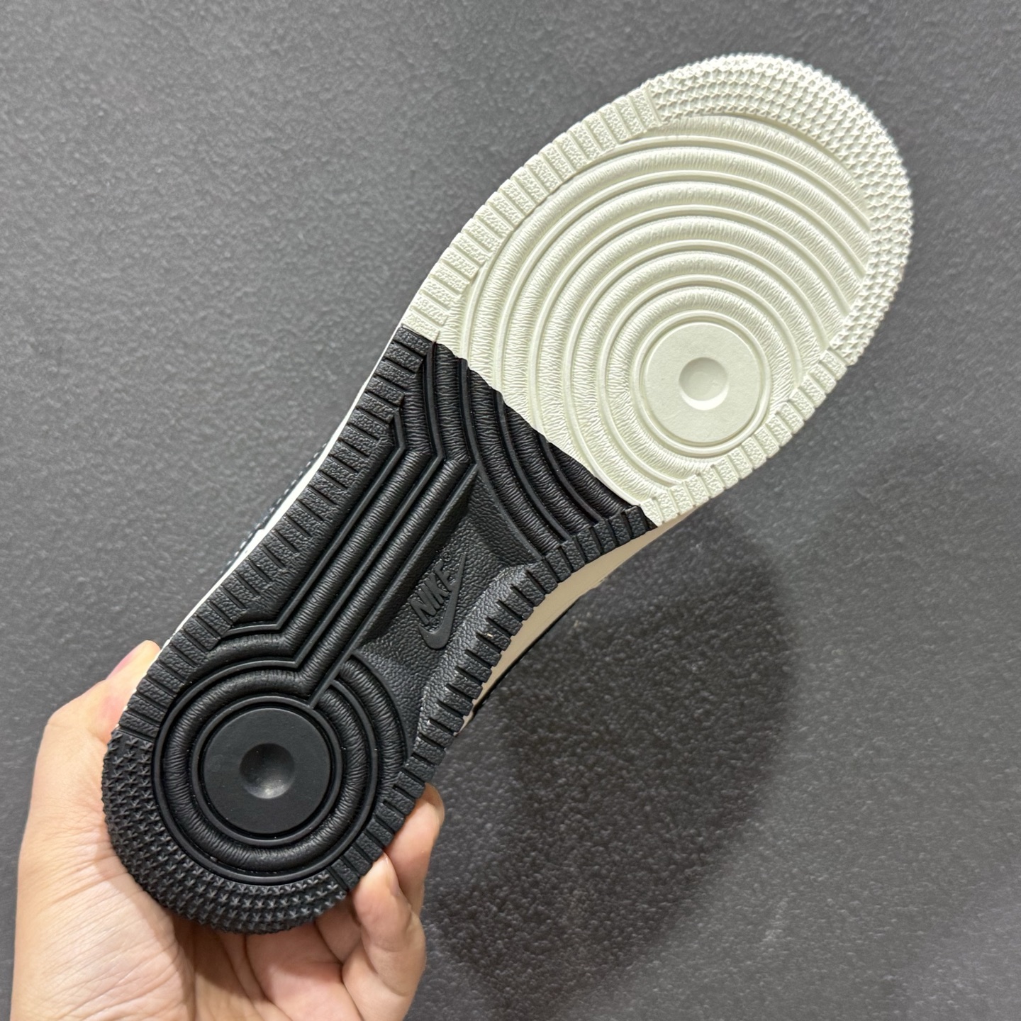 Louis Vuitton × Nike Air Force 1 联名款 KD6699-F13