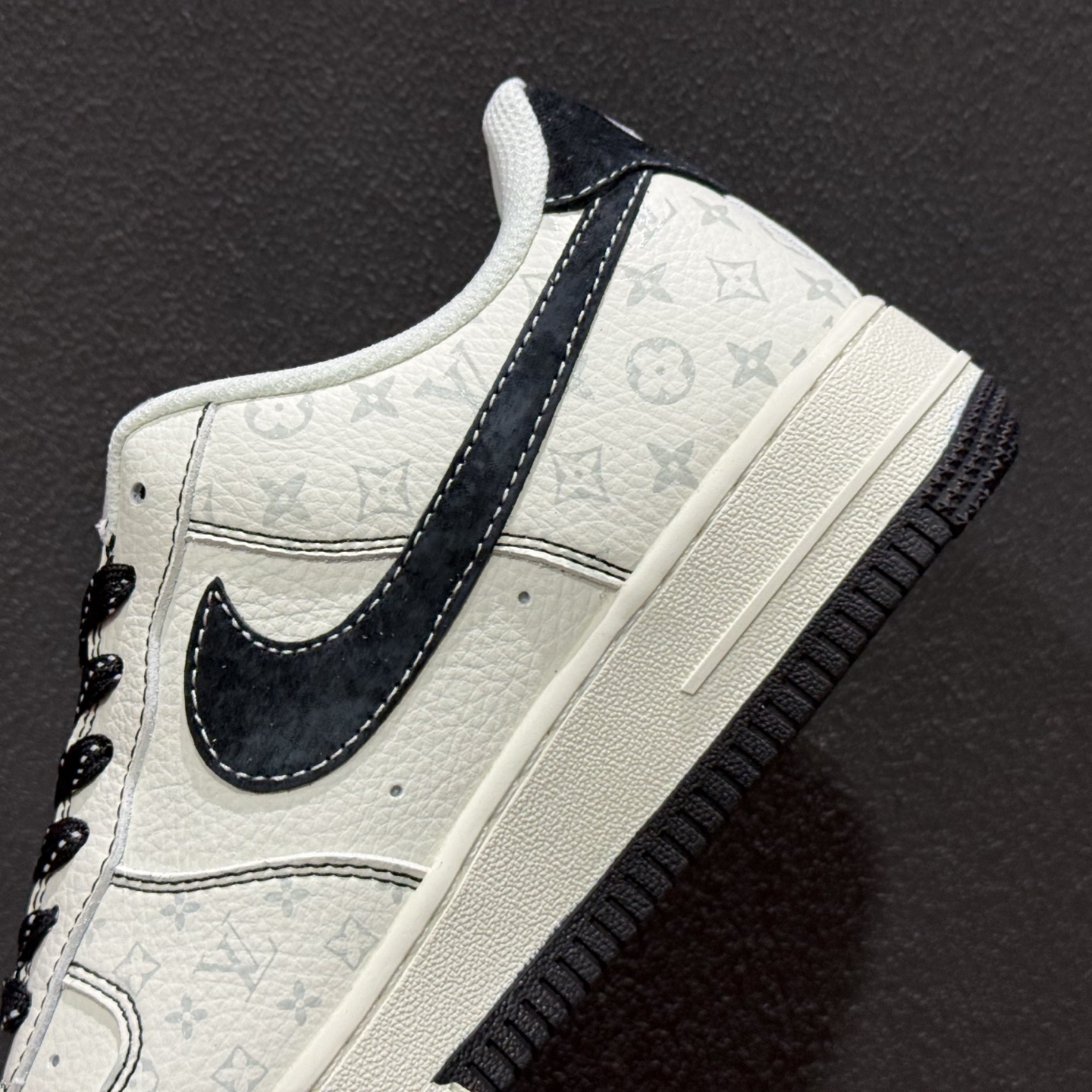 Louis Vuitton × Nike Air Force 1 联名款 KD6699-F13