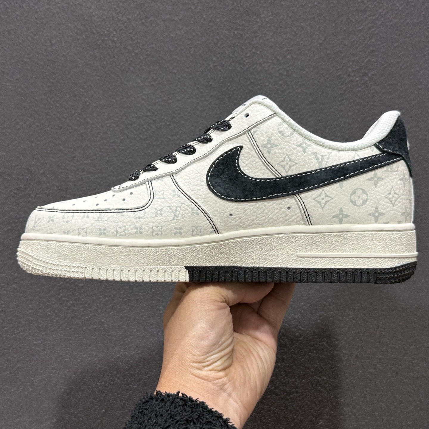 Louis Vuitton × Nike Air Force 1 联名款 KD6699-F13
