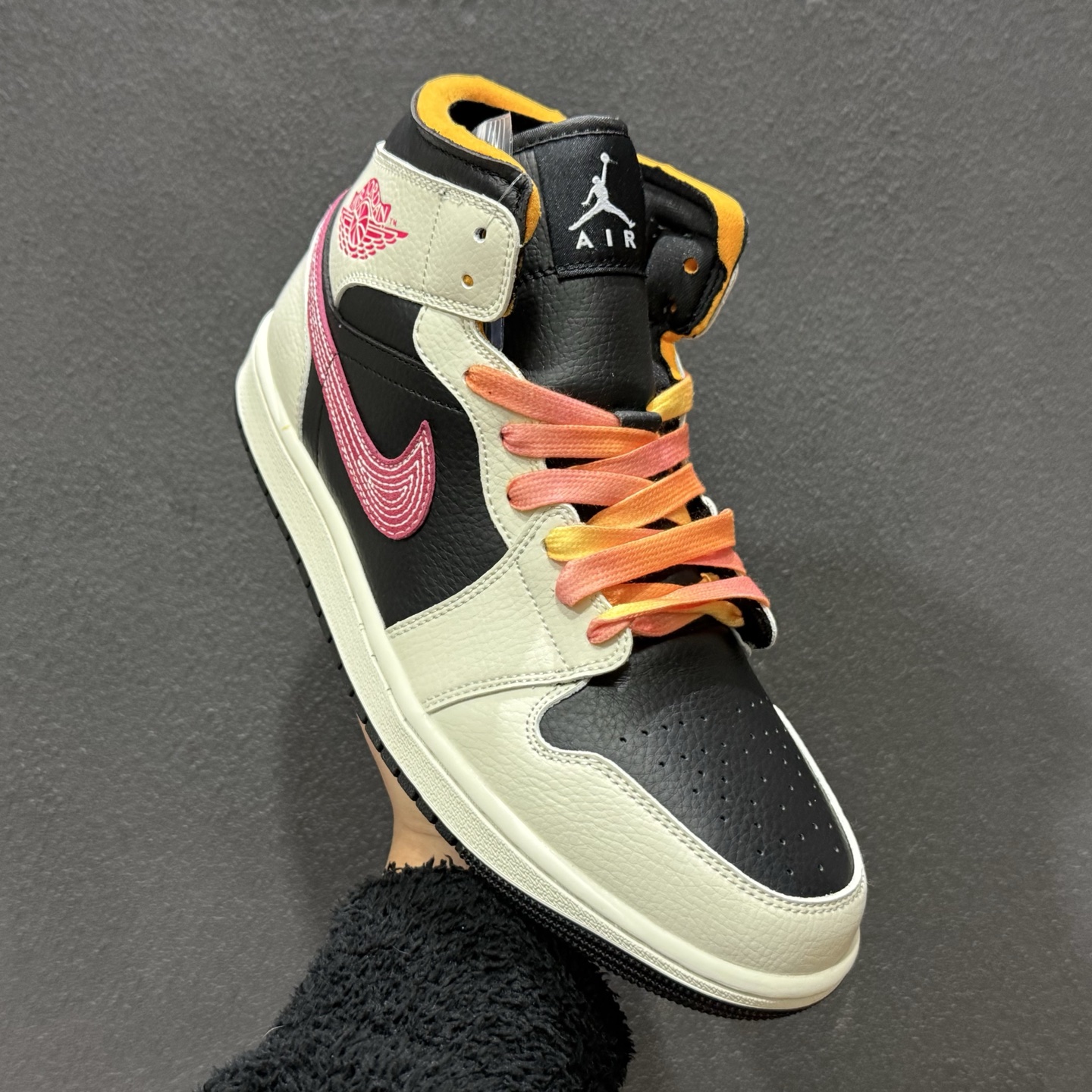 Air Jordan 1 Mid 米黑粉 中帮系列 IB7007-107-Top High Quatity Cheap Sneakers Fashion Clothing Clothes Bags handbags Shoes of all Brand wholesale With The best Quality And Beautiful Price from China Factory Chinese suppliers wholesaler seller Air Jordan 1 Mid 米黑粉 中帮系列 IB7007-107