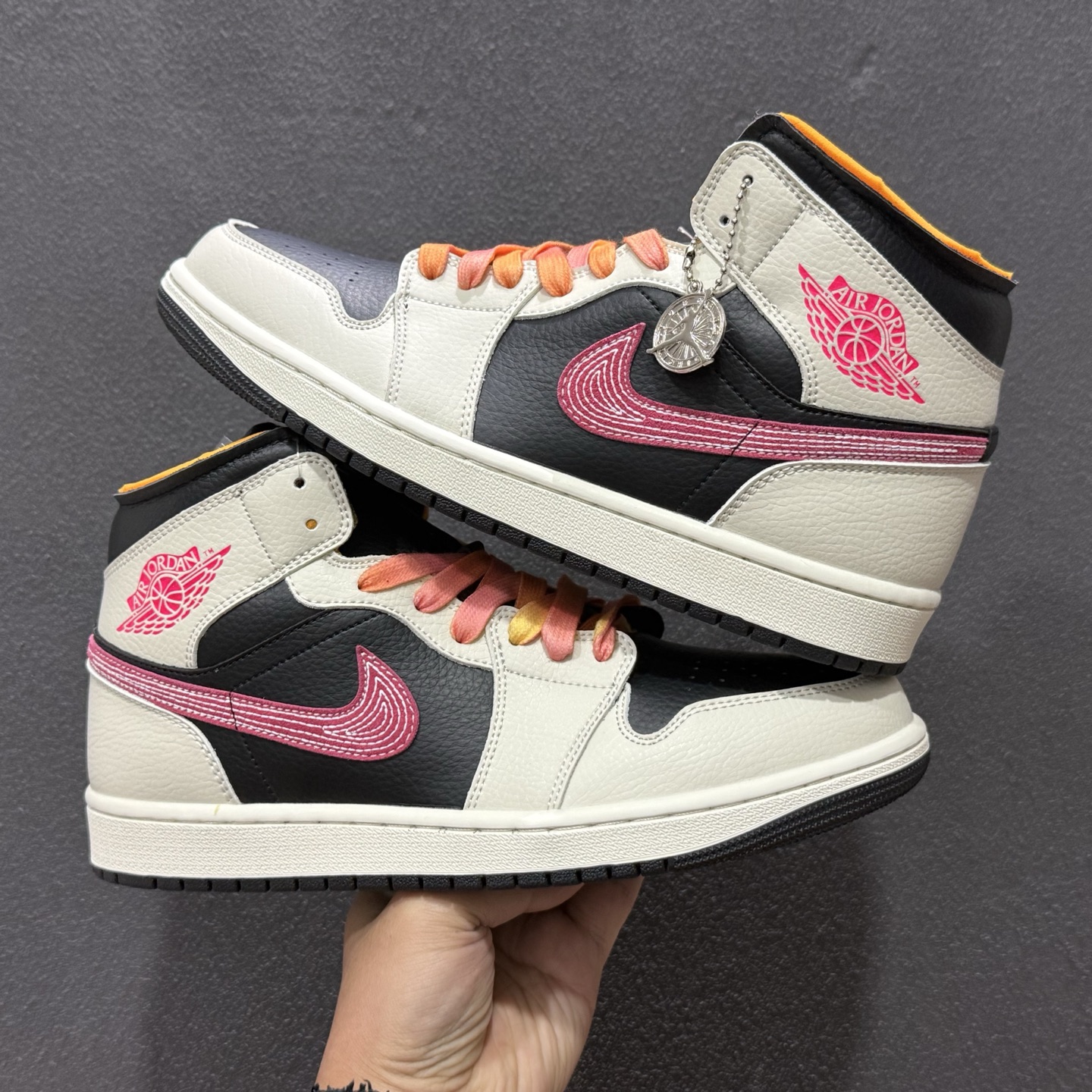 Air Jordan 1 Mid 米黑粉 中帮系列 IB7007-107-Top High Quatity Cheap Sneakers Fashion Clothing Clothes Bags handbags Shoes of all Brand wholesale With The best Quality And Beautiful Price from China Factory Chinese suppliers wholesaler seller Air Jordan 1 Mid 米黑粉 中帮系列 IB7007-107