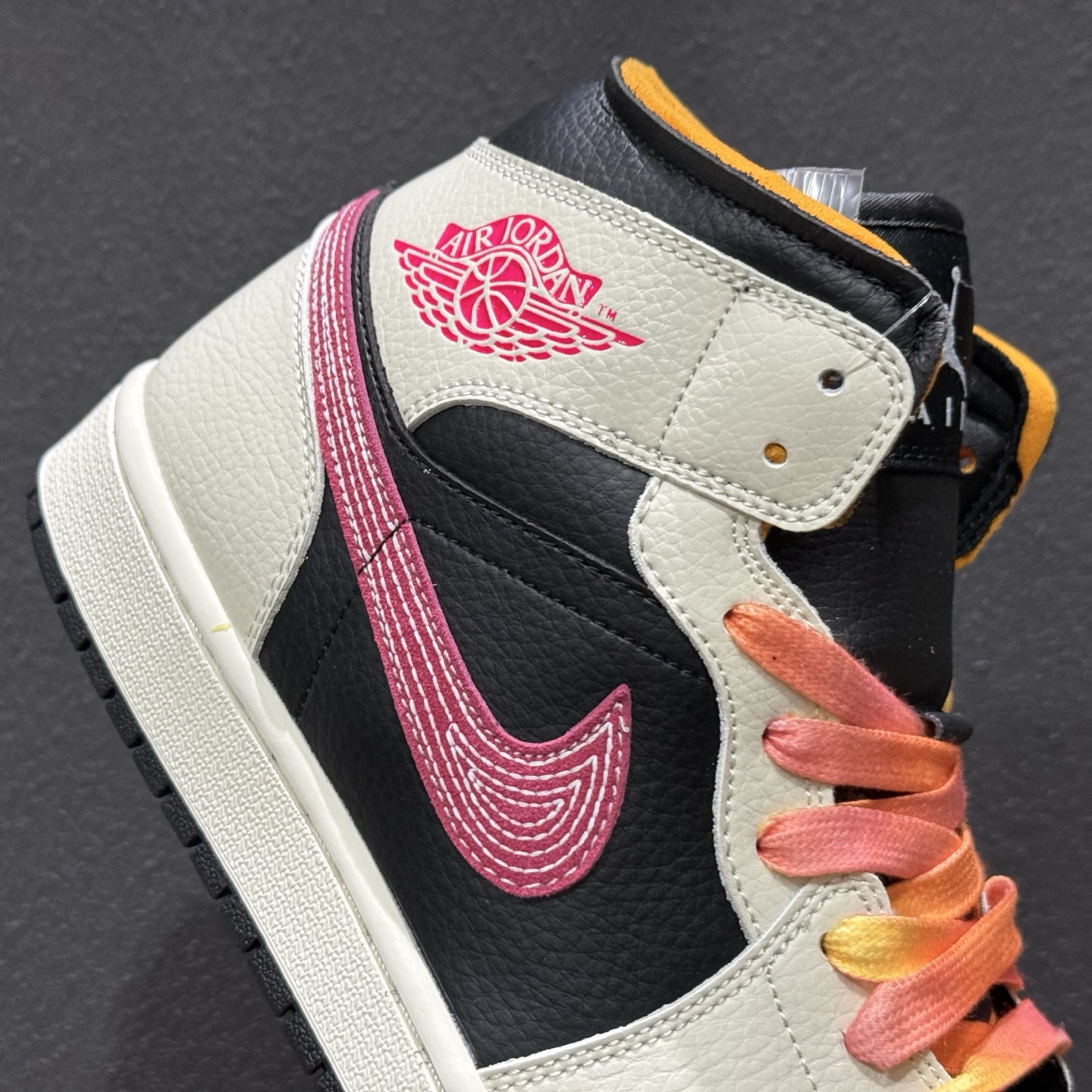 Air Jordan 1 Mid 米黑粉 中帮系列 IB7007-107-Top High Quatity Cheap Sneakers Fashion Clothing Clothes Bags handbags Shoes of all Brand wholesale With The best Quality And Beautiful Price from China Factory Chinese suppliers wholesaler seller Air Jordan 1 Mid 米黑粉 中帮系列 IB7007-107