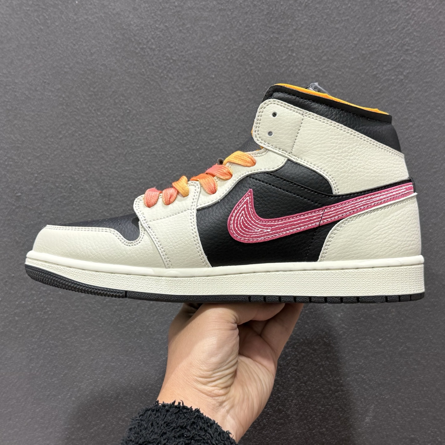 Air Jordan 1 Mid 米黑粉 中帮系列 IB7007-107-Top High Quatity Cheap Sneakers Fashion Clothing Clothes Bags handbags Shoes of all Brand wholesale With The best Quality And Beautiful Price from China Factory Chinese suppliers wholesaler seller Air Jordan 1 Mid 米黑粉 中帮系列 IB7007-107