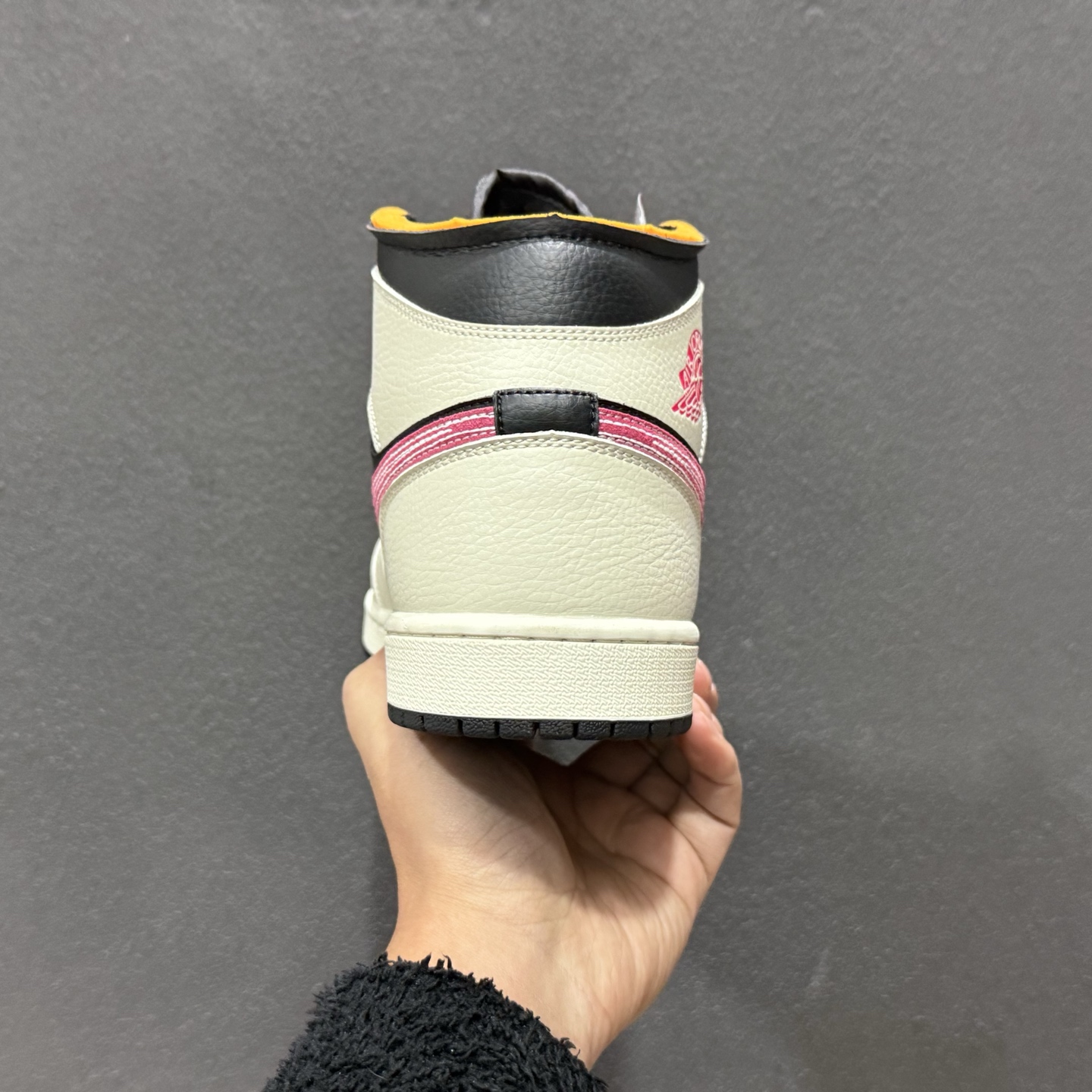 Air Jordan 1 Mid 米黑粉 中帮系列 IB7007-107-Top High Quatity Cheap Sneakers Fashion Clothing Clothes Bags handbags Shoes of all Brand wholesale With The best Quality And Beautiful Price from China Factory Chinese suppliers wholesaler seller Air Jordan 1 Mid 米黑粉 中帮系列 IB7007-107