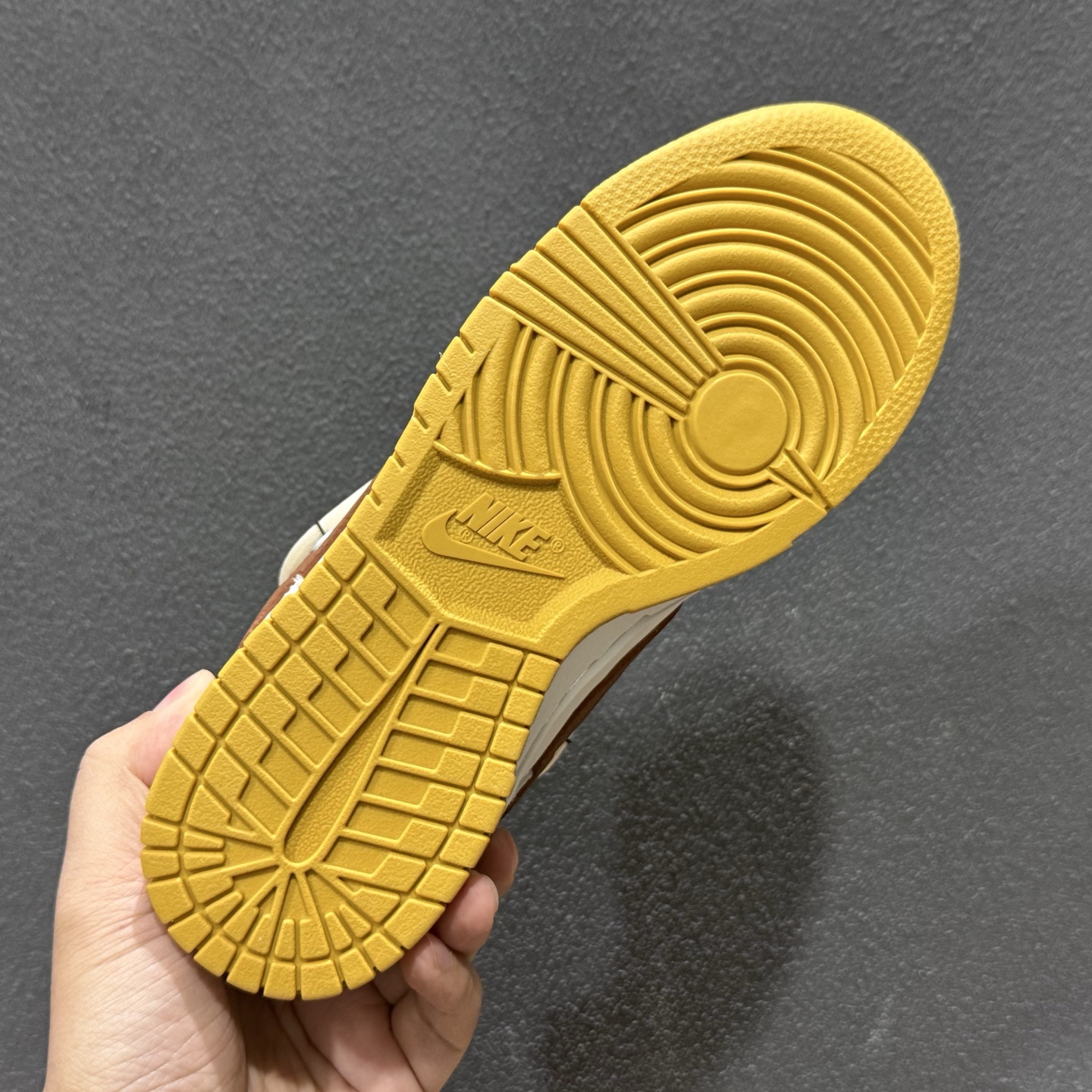 Nike SB Dunk Low 绑带款 高端定制 低帮休闲滑板鞋 HM3695-071-Top High Quatity Cheap Sneakers Fashion Clothing Clothes Bags handbags Shoes of all Brand wholesale With The best Quality And Beautiful Price from China Factory Chinese suppliers wholesaler seller Nike SB Dunk Low 绑带款 高端定制 低帮休闲滑板鞋 HM3695-071
