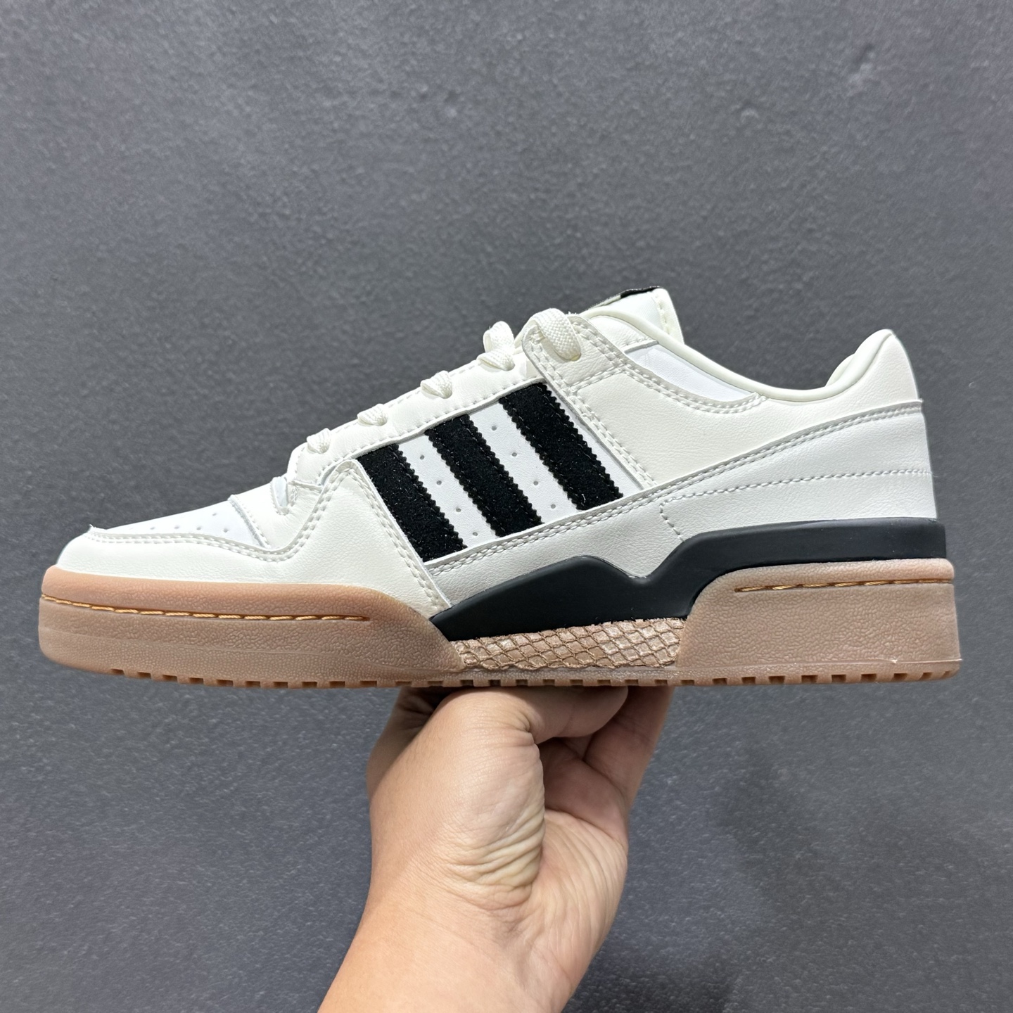 海外渠道版 原盒原标 Adidas Forum LOW CL 三叶草低邦 经典魔术贴复古板鞋 JQ0209-262