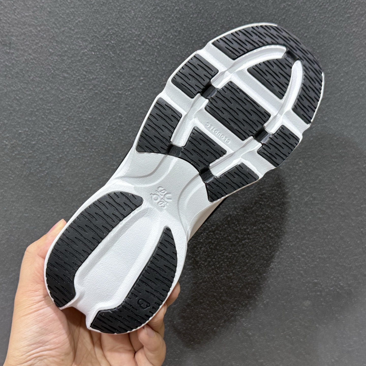 200 Cloudswift 4 低帮跑步鞋 尺码36-45带半码 3MF1013