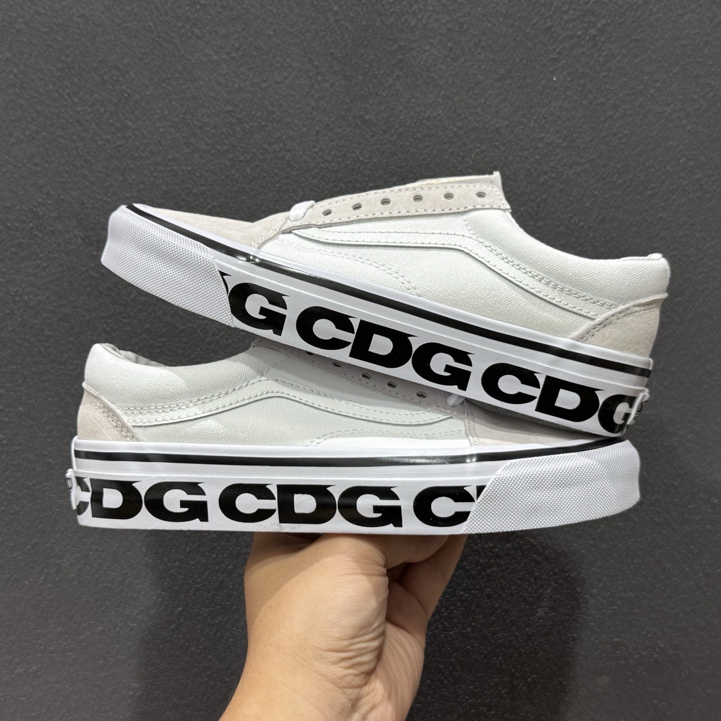 CDG x Vans Old Skool 川久保玲 串标 联名 舒适百搭潮流复古男女同款休闲帆布鞋 VN0A4P3XQLZ 白色 VN000SHEPU7 黑色-Top High Quatity Cheap Sneakers Fashion Clothing Clothes Bags handbags Shoes of all Brand wholesale With The best Quality And Beautiful Price from China Factory Chinese suppliers wholesaler seller CDG x Vans Old Skool 川久保玲 串标 联名 舒适百搭潮流复古男女同款休闲帆布鞋 VN0A4P3XQLZ 白色 VN000SHEPU7 黑色