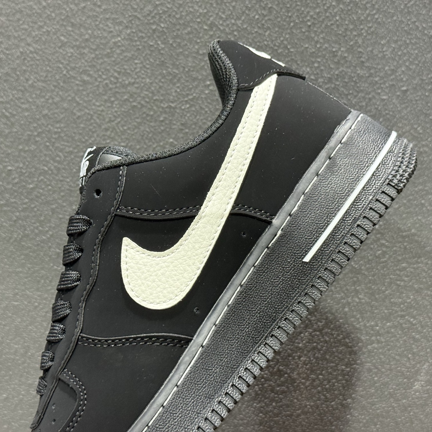 260 Nike Air Force 1” 黑麂武士 ” 纯黑麂皮质感拉满 奶白Swoosh撞色点睛-Chinese UA Cheap High Quatity Brand Clothes Bags handbags Sneakers wholesale wholesaler seller from China Factory suppliers Fashion Clothing Shoes best Quality Beautiful Price 260 Nike Air Force 1” 黑麂武士 ” 纯黑麂皮质感拉满 奶白Swoosh撞色点睛