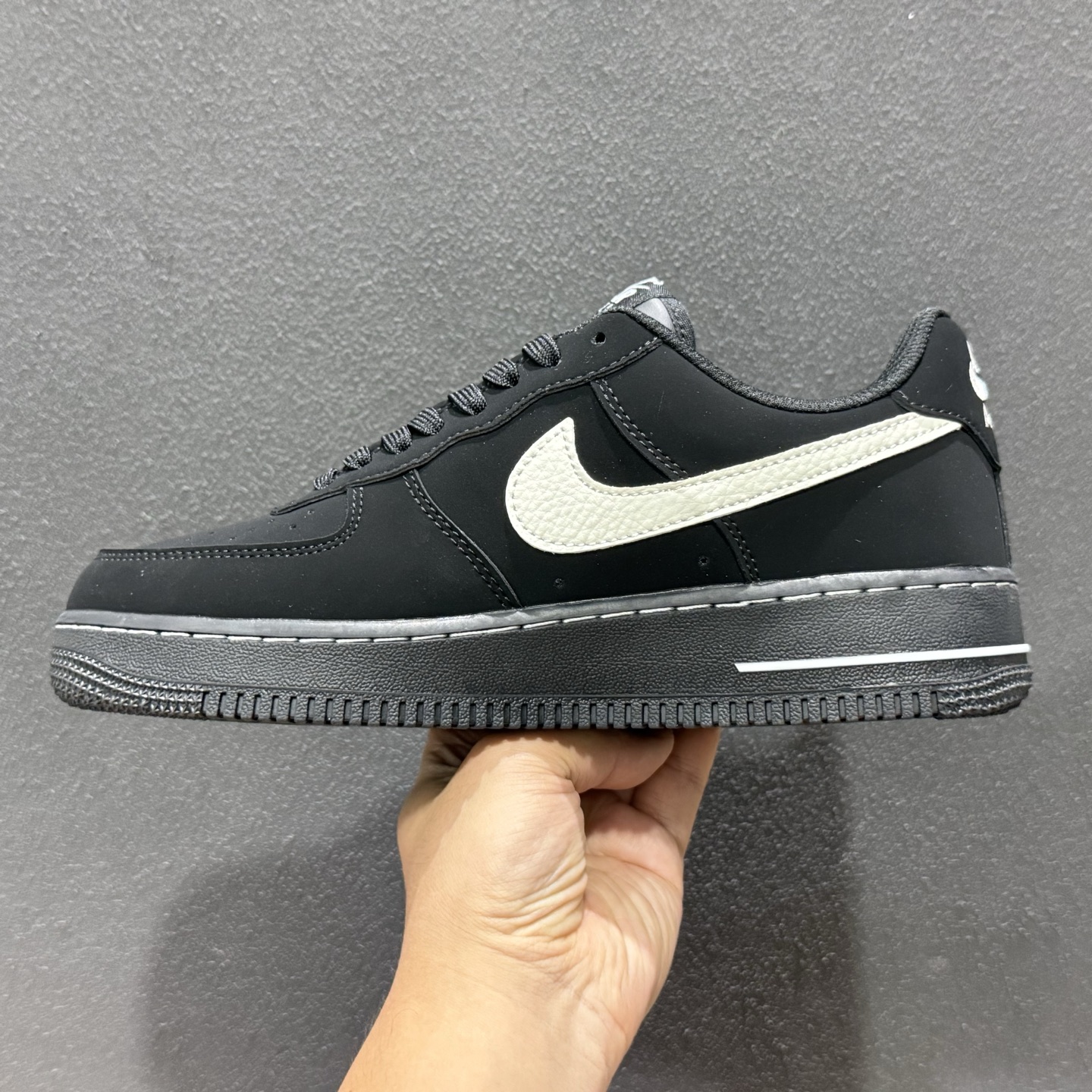 260 Nike Air Force 1” 黑麂武士 ” 纯黑麂皮质感拉满 奶白Swoosh撞色点睛-Chinese UA Cheap High Quatity Brand Clothes Bags handbags Sneakers wholesale wholesaler seller from China Factory suppliers Fashion Clothing Shoes best Quality Beautiful Price 260 Nike Air Force 1” 黑麂武士 ” 纯黑麂皮质感拉满 奶白Swoosh撞色点睛