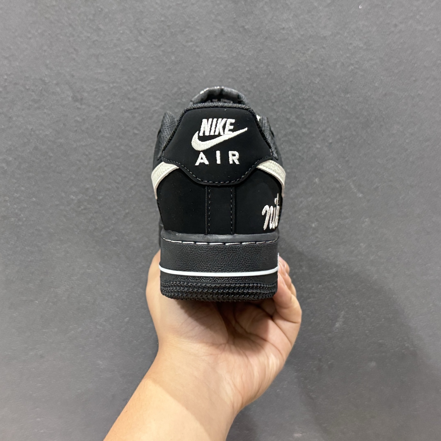 260 Nike Air Force 1” 黑麂武士 ” 纯黑麂皮质感拉满 奶白Swoosh撞色点睛-Chinese UA Cheap High Quatity Brand Clothes Bags handbags Sneakers wholesale wholesaler seller from China Factory suppliers Fashion Clothing Shoes best Quality Beautiful Price 260 Nike Air Force 1” 黑麂武士 ” 纯黑麂皮质感拉满 奶白Swoosh撞色点睛