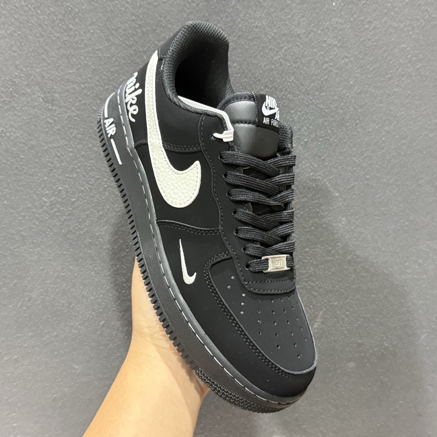 260 Nike Air Force 1” 黑麂武士 ” 纯黑麂皮质感拉满 奶白Swoosh撞色点睛-Chinese UA Cheap High Quatity Brand Clothes Bags handbags Sneakers wholesale wholesaler seller from China Factory suppliers Fashion Clothing Shoes best Quality Beautiful Price 260 Nike Air Force 1” 黑麂武士 ” 纯黑麂皮质感拉满 奶白Swoosh撞色点睛
