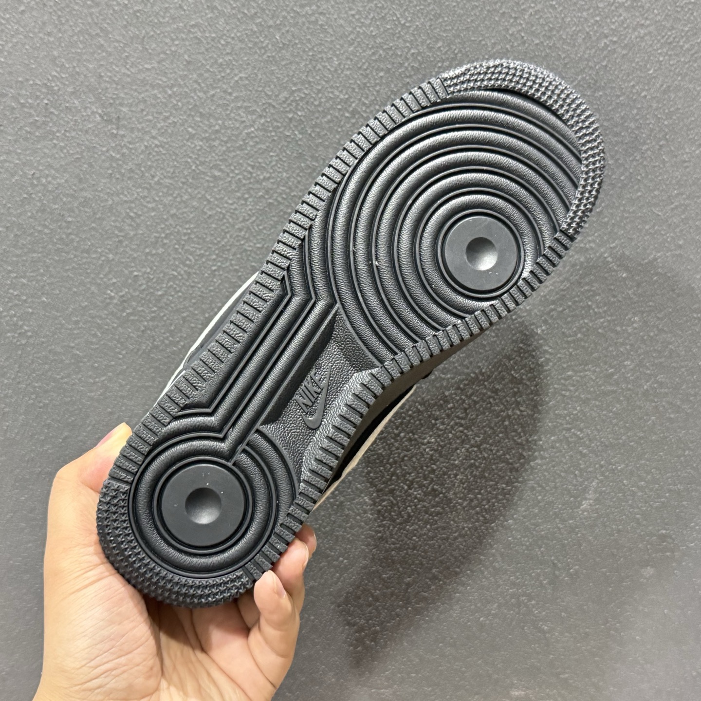 260 Nike Air Force 1” 黑麂武士 ” 纯黑麂皮质感拉满 奶白Swoosh撞色点睛-Chinese UA Cheap High Quatity Brand Clothes Bags handbags Sneakers wholesale wholesaler seller from China Factory suppliers Fashion Clothing Shoes best Quality Beautiful Price 260 Nike Air Force 1” 黑麂武士 ” 纯黑麂皮质感拉满 奶白Swoosh撞色点睛