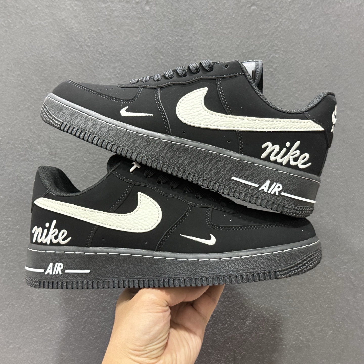 260 Nike Air Force 1” 黑麂武士 ” 纯黑麂皮质感拉满 奶白Swoosh撞色点睛-Chinese UA Cheap High Quatity Brand Clothes Bags handbags Sneakers wholesale wholesaler seller from China Factory suppliers Fashion Clothing Shoes best Quality Beautiful Price 260 Nike Air Force 1” 黑麂武士 ” 纯黑麂皮质感拉满 奶白Swoosh撞色点睛