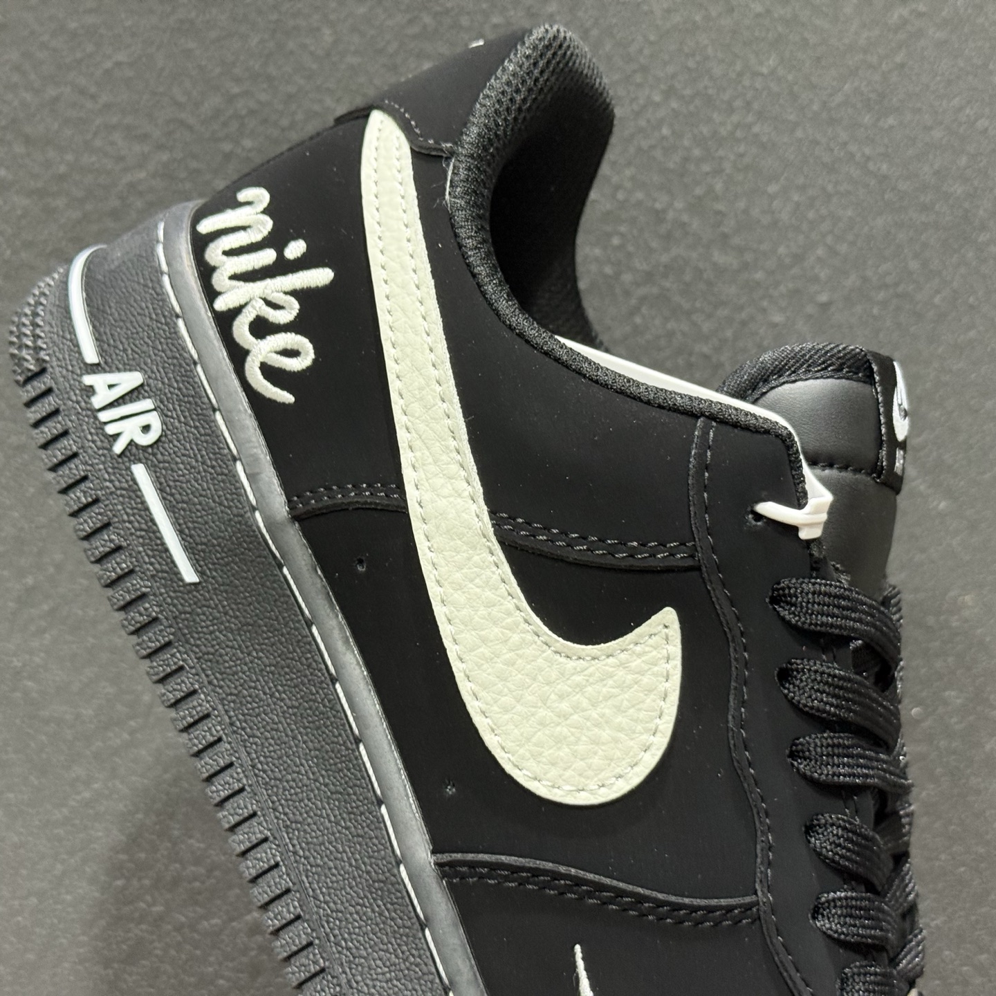 260 Nike Air Force 1” 黑麂武士 ” 纯黑麂皮质感拉满 奶白Swoosh撞色点睛-Chinese UA Cheap High Quatity Brand Clothes Bags handbags Sneakers wholesale wholesaler seller from China Factory suppliers Fashion Clothing Shoes best Quality Beautiful Price 260 Nike Air Force 1” 黑麂武士 ” 纯黑麂皮质感拉满 奶白Swoosh撞色点睛