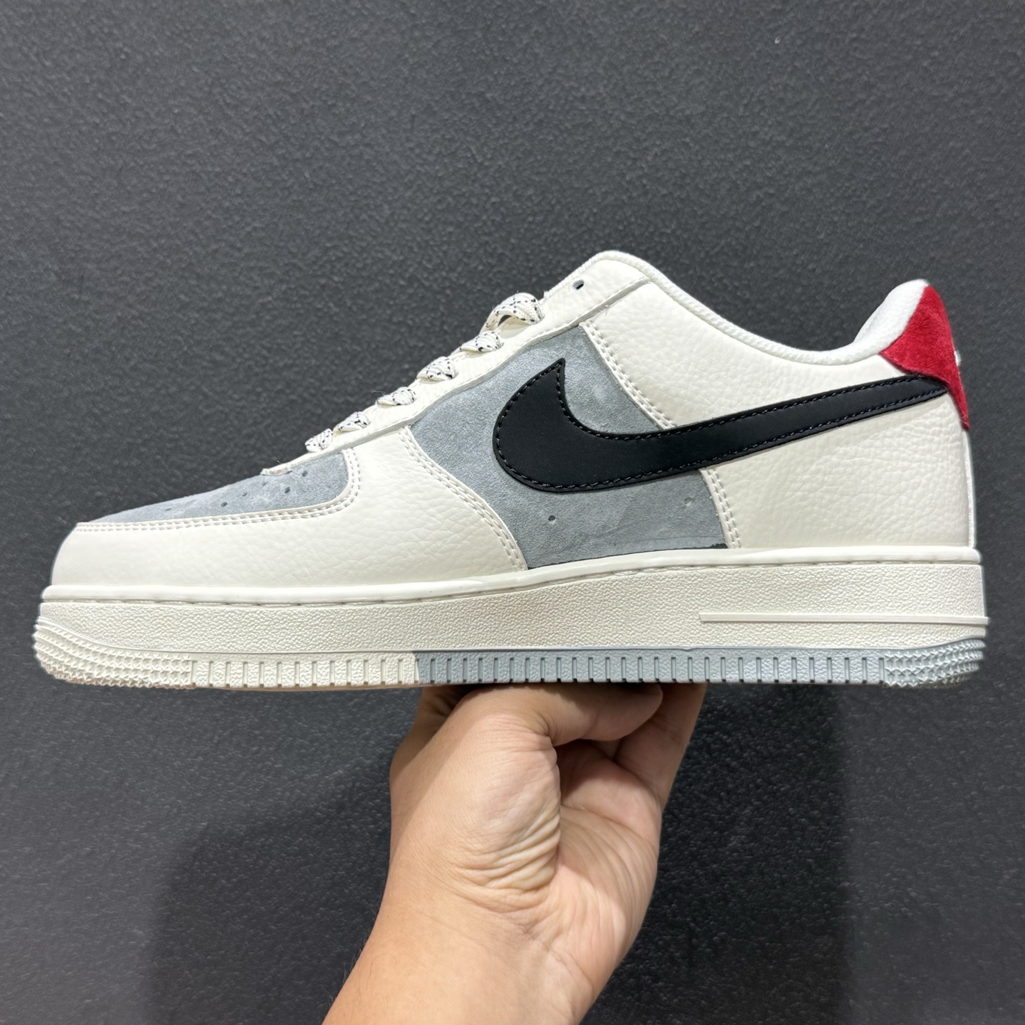 260 潮奢联名 空军一号 AIR FORCE 1 路易威登联名款Air Force 1 以经典鞋型为基底 碰撞高奢设计美学米白+灰调撞色拼接 MM3399-823-Chinese UA Cheap High Quatity Brand Clothes Bags handbags Sneakers wholesale wholesaler seller from China Factory suppliers Fashion Clothing Shoes best Quality Beautiful Price 260 潮奢联名 空军一号 AIR FORCE 1 路易威登联名款Air Force 1 以经典鞋型为基底 碰撞高奢设计美学米白+灰调撞色拼接 MM3399-823