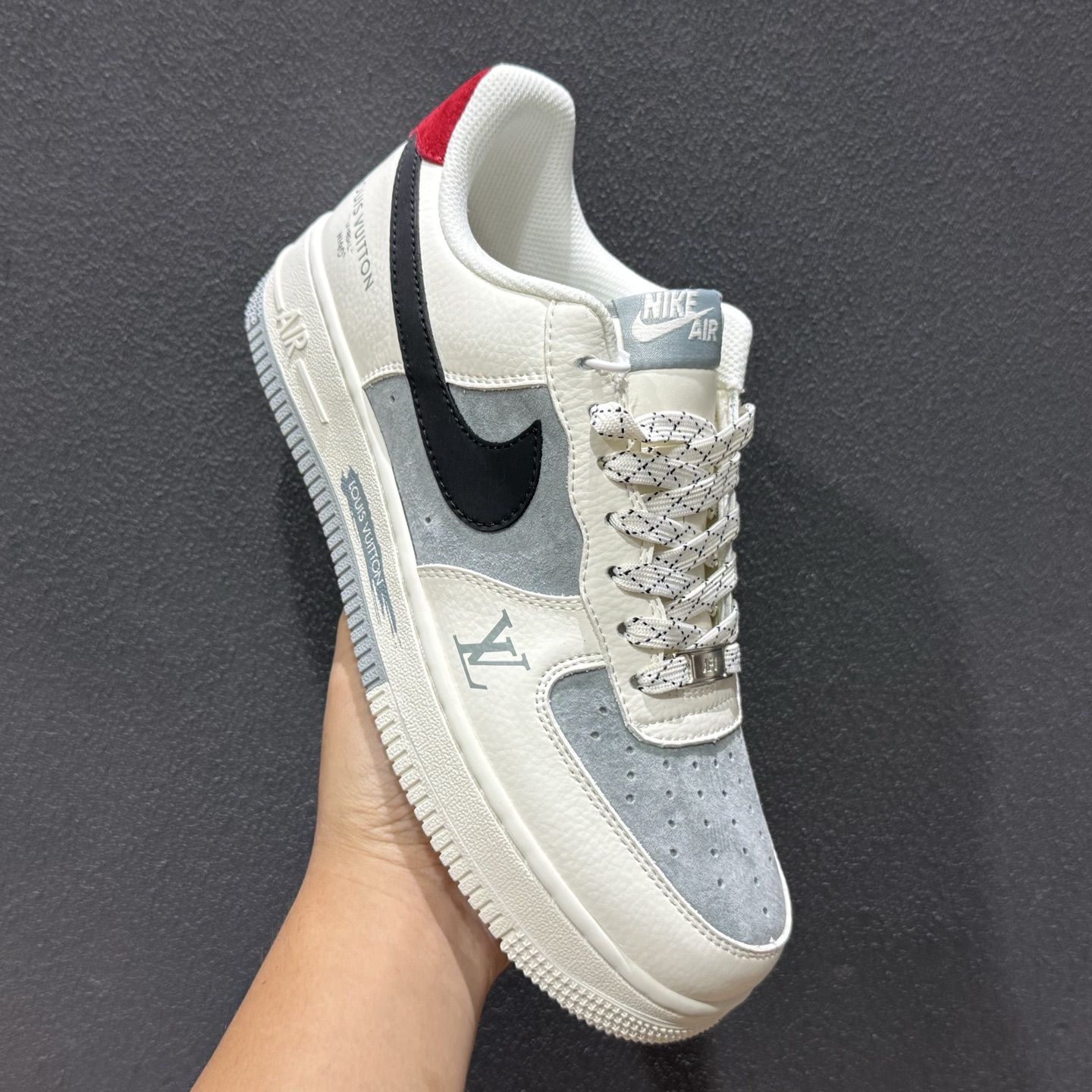 260 潮奢联名 空军一号 AIR FORCE 1 路易威登联名款Air Force 1 以经典鞋型为基底 碰撞高奢设计美学米白+灰调撞色拼接 MM3399-823-Chinese UA Cheap High Quatity Brand Clothes Bags handbags Sneakers wholesale wholesaler seller from China Factory suppliers Fashion Clothing Shoes best Quality Beautiful Price 260 潮奢联名 空军一号 AIR FORCE 1 路易威登联名款Air Force 1 以经典鞋型为基底 碰撞高奢设计美学米白+灰调撞色拼接 MM3399-823