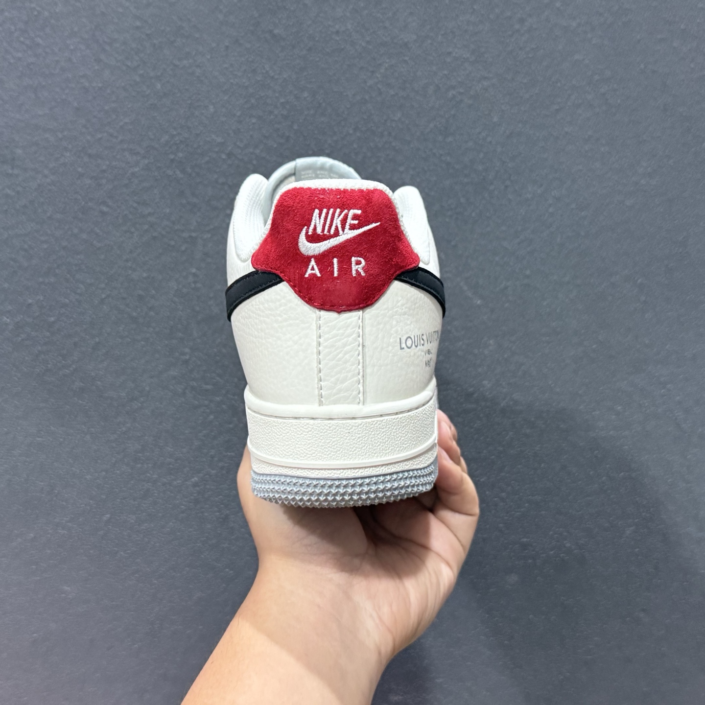260 潮奢联名 空军一号 AIR FORCE 1 路易威登联名款Air Force 1 以经典鞋型为基底 碰撞高奢设计美学米白+灰调撞色拼接 MM3399-823-Chinese UA Cheap High Quatity Brand Clothes Bags handbags Sneakers wholesale wholesaler seller from China Factory suppliers Fashion Clothing Shoes best Quality Beautiful Price 260 潮奢联名 空军一号 AIR FORCE 1 路易威登联名款Air Force 1 以经典鞋型为基底 碰撞高奢设计美学米白+灰调撞色拼接 MM3399-823