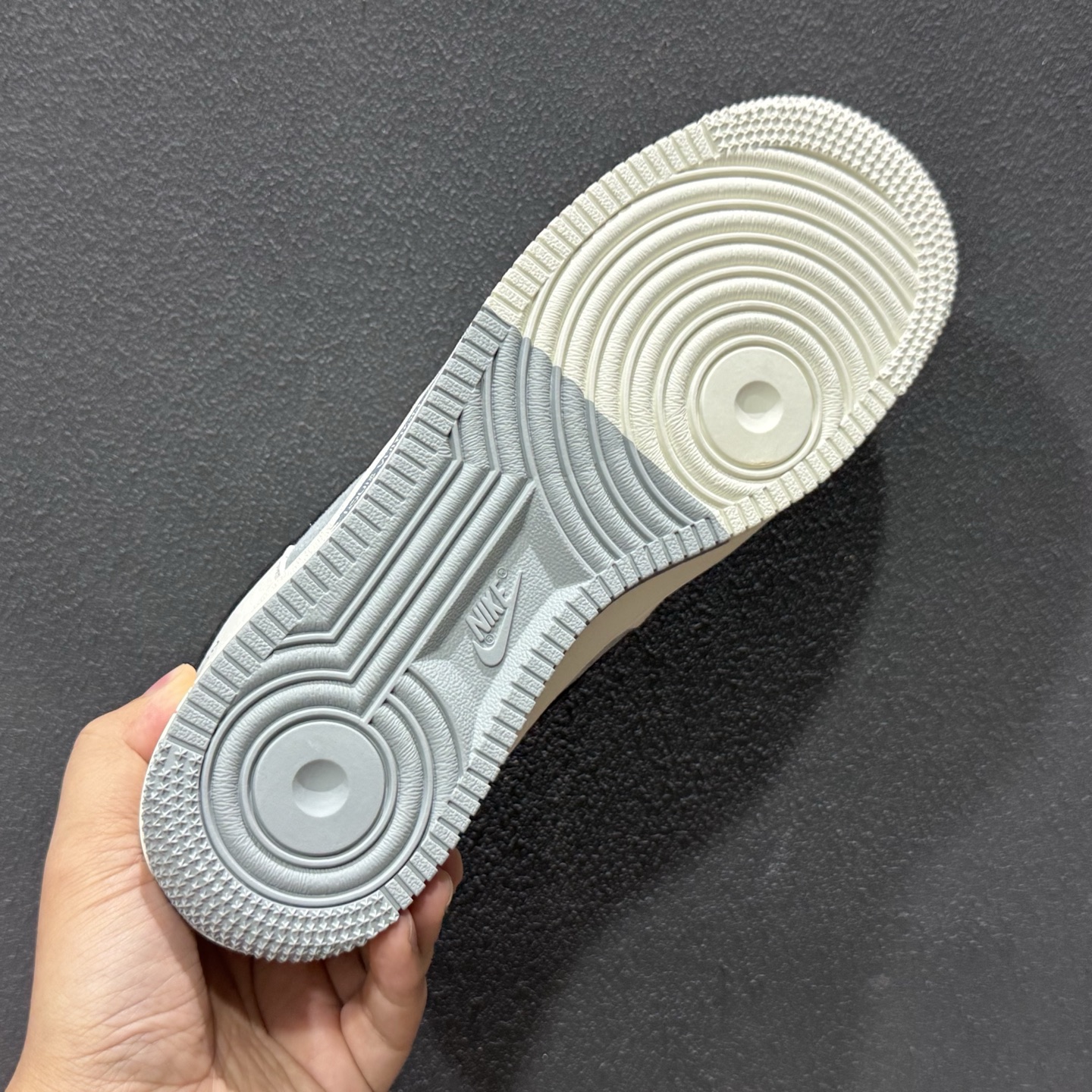 260 潮奢联名 空军一号 AIR FORCE 1 路易威登联名款Air Force 1 以经典鞋型为基底 碰撞高奢设计美学米白+灰调撞色拼接 MM3399-823-Chinese UA Cheap High Quatity Brand Clothes Bags handbags Sneakers wholesale wholesaler seller from China Factory suppliers Fashion Clothing Shoes best Quality Beautiful Price 260 潮奢联名 空军一号 AIR FORCE 1 路易威登联名款Air Force 1 以经典鞋型为基底 碰撞高奢设计美学米白+灰调撞色拼接 MM3399-823