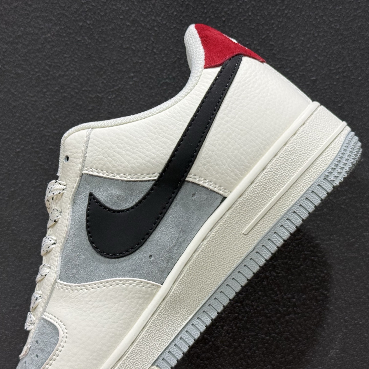 260 潮奢联名 空军一号 AIR FORCE 1 路易威登联名款Air Force 1 以经典鞋型为基底 碰撞高奢设计美学米白+灰调撞色拼接 MM3399-823-Chinese UA Cheap High Quatity Brand Clothes Bags handbags Sneakers wholesale wholesaler seller from China Factory suppliers Fashion Clothing Shoes best Quality Beautiful Price 260 潮奢联名 空军一号 AIR FORCE 1 路易威登联名款Air Force 1 以经典鞋型为基底 碰撞高奢设计美学米白+灰调撞色拼接 MM3399-823