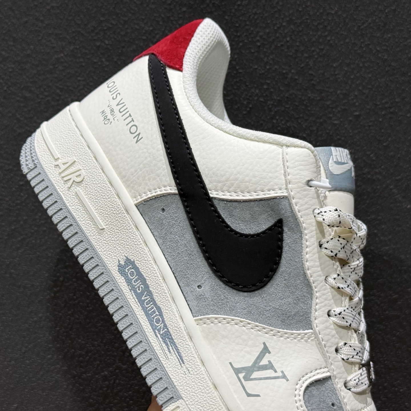 260 潮奢联名 空军一号 AIR FORCE 1 路易威登联名款Air Force 1 以经典鞋型为基底 碰撞高奢设计美学米白+灰调撞色拼接 MM3399-823-Chinese UA Cheap High Quatity Brand Clothes Bags handbags Sneakers wholesale wholesaler seller from China Factory suppliers Fashion Clothing Shoes best Quality Beautiful Price 260 潮奢联名 空军一号 AIR FORCE 1 路易威登联名款Air Force 1 以经典鞋型为基底 碰撞高奢设计美学米白+灰调撞色拼接 MM3399-823