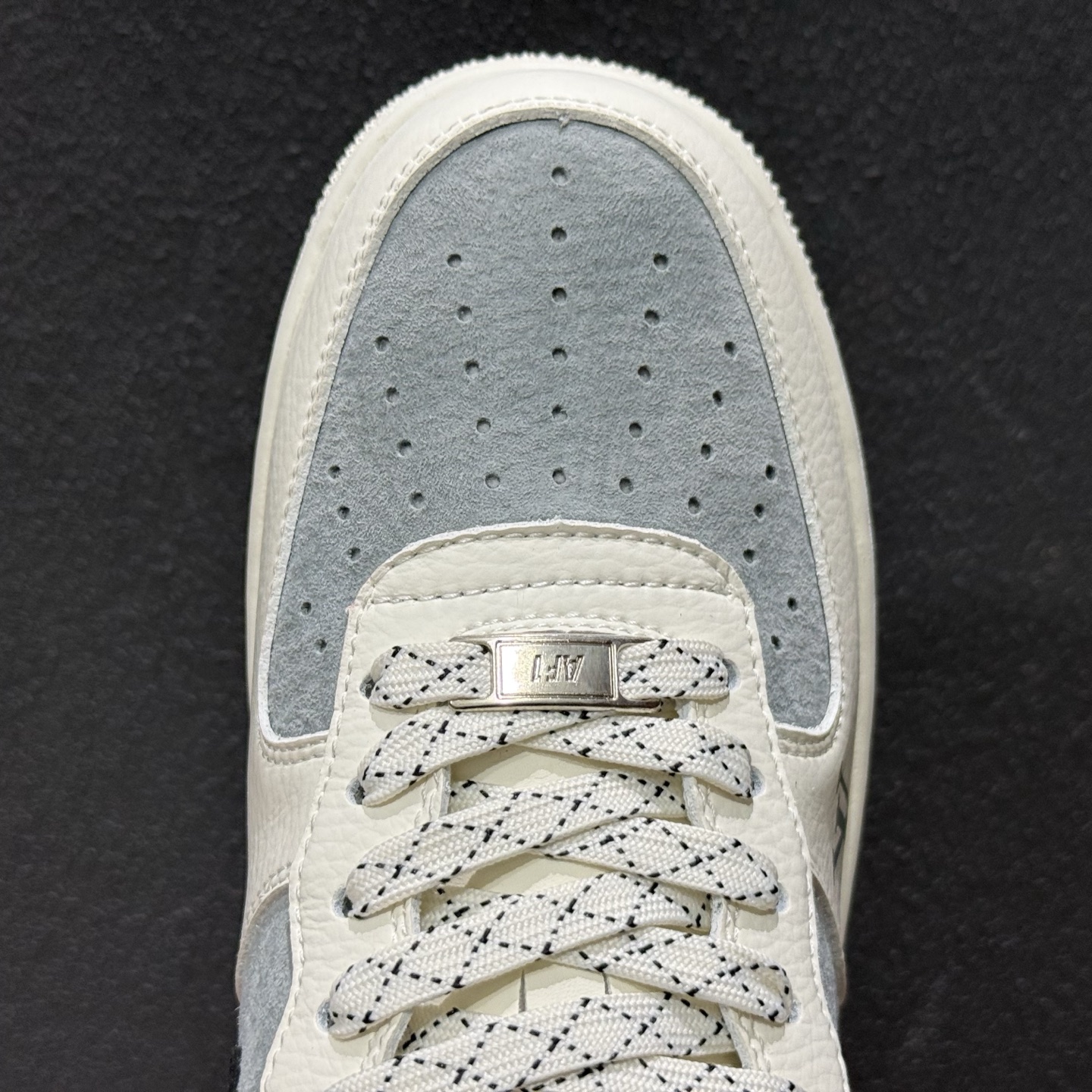 260 潮奢联名 空军一号 AIR FORCE 1 路易威登联名款Air Force 1 以经典鞋型为基底 碰撞高奢设计美学米白+灰调撞色拼接 MM3399-823-Chinese UA Cheap High Quatity Brand Clothes Bags handbags Sneakers wholesale wholesaler seller from China Factory suppliers Fashion Clothing Shoes best Quality Beautiful Price 260 潮奢联名 空军一号 AIR FORCE 1 路易威登联名款Air Force 1 以经典鞋型为基底 碰撞高奢设计美学米白+灰调撞色拼接 MM3399-823