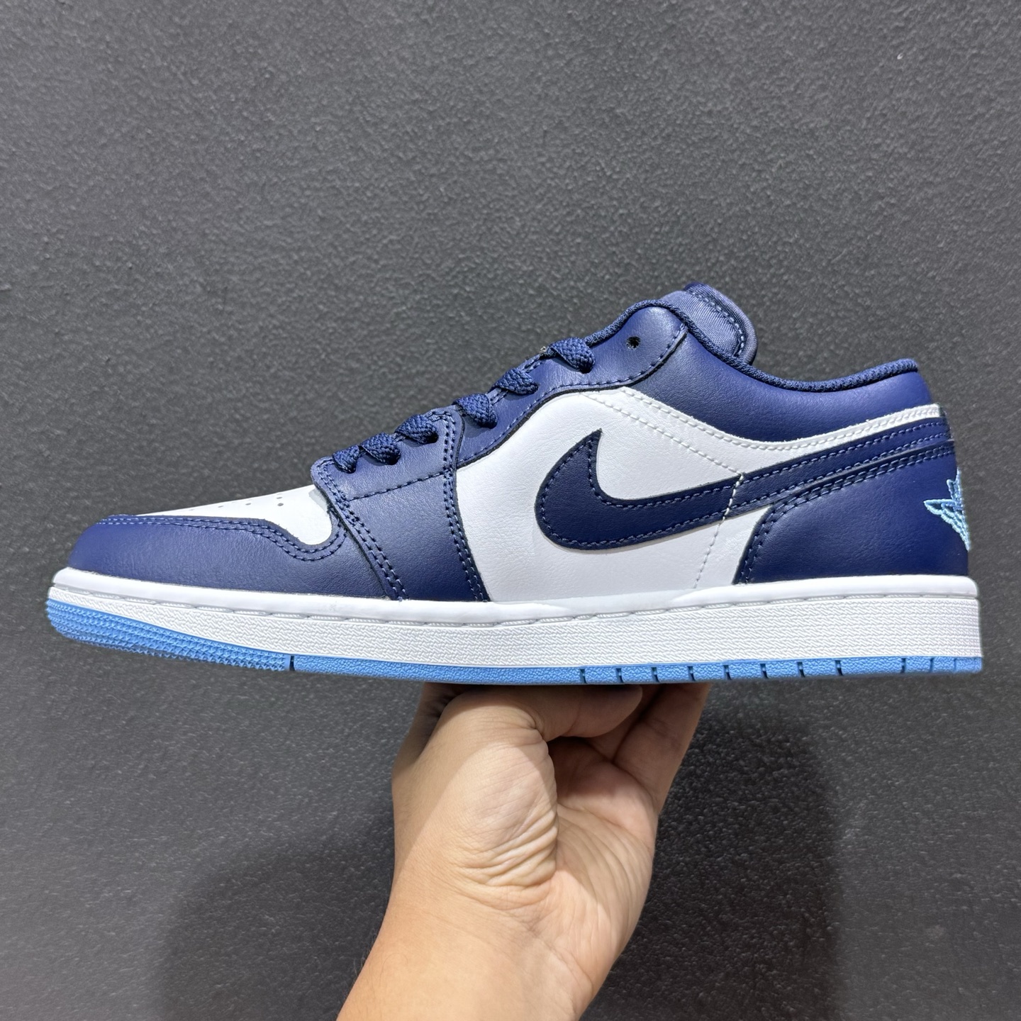 240 Air Jordan 1 Low AJ1 乔1白蓝配色 低帮复古文化篮球鞋 553558-404-Chinese UA Cheap High Quatity Brand Clothes Bags handbags Sneakers wholesale wholesaler seller from China Factory suppliers Fashion Clothing Shoes best Quality Beautiful Price 240 Air Jordan 1 Low AJ1 乔1白蓝配色 低帮复古文化篮球鞋 553558-404