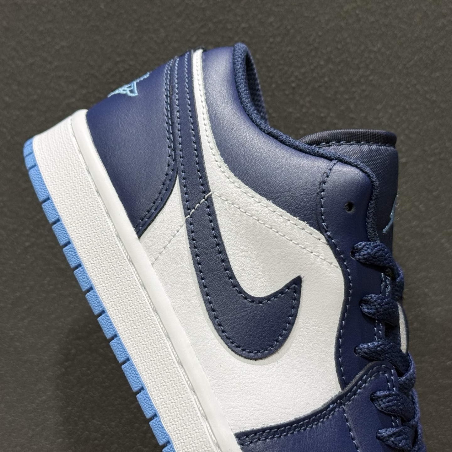 240 Air Jordan 1 Low AJ1 乔1白蓝配色 低帮复古文化篮球鞋 553558-404-Chinese UA Cheap High Quatity Brand Clothes Bags handbags Sneakers wholesale wholesaler seller from China Factory suppliers Fashion Clothing Shoes best Quality Beautiful Price 240 Air Jordan 1 Low AJ1 乔1白蓝配色 低帮复古文化篮球鞋 553558-404