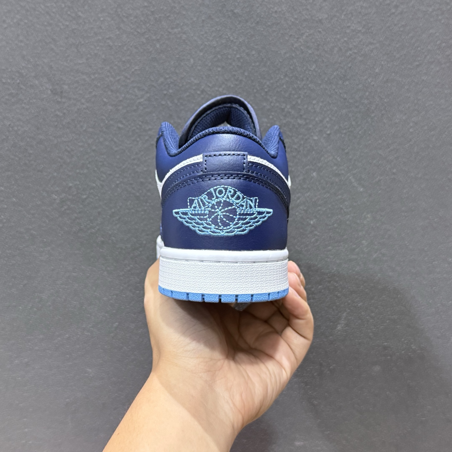 240 Air Jordan 1 Low AJ1 乔1白蓝配色 低帮复古文化篮球鞋 553558-404-Chinese UA Cheap High Quatity Brand Clothes Bags handbags Sneakers wholesale wholesaler seller from China Factory suppliers Fashion Clothing Shoes best Quality Beautiful Price 240 Air Jordan 1 Low AJ1 乔1白蓝配色 低帮复古文化篮球鞋 553558-404