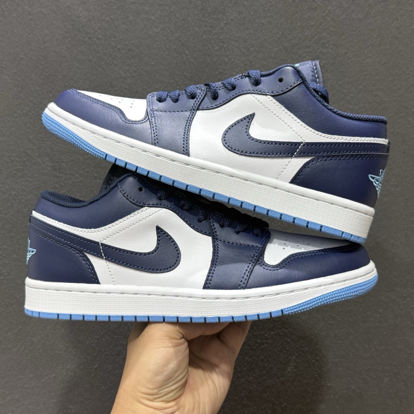 240 Air Jordan 1 Low AJ1 乔1白蓝配色 低帮复古文化篮球鞋 553558-404-Chinese UA Cheap High Quatity Brand Clothes Bags handbags Sneakers wholesale wholesaler seller from China Factory suppliers Fashion Clothing Shoes best Quality Beautiful Price 240 Air Jordan 1 Low AJ1 乔1白蓝配色 低帮复古文化篮球鞋 553558-404