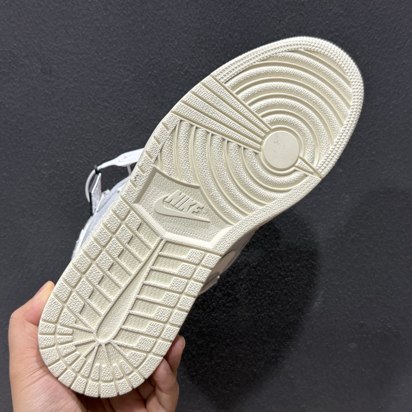 平台爆款 Jordan Air Jordan 1 灰色 FD8636-011-High Quatity Cheap Brand wholesale wholesaler seller Clothes Bags handbags Sneakers Top Fashion Clothing Shoes from China Factory Chinese suppliers best Quality Beautiful Price 平台爆款 Jordan Air Jordan 1 灰色 FD8636-011