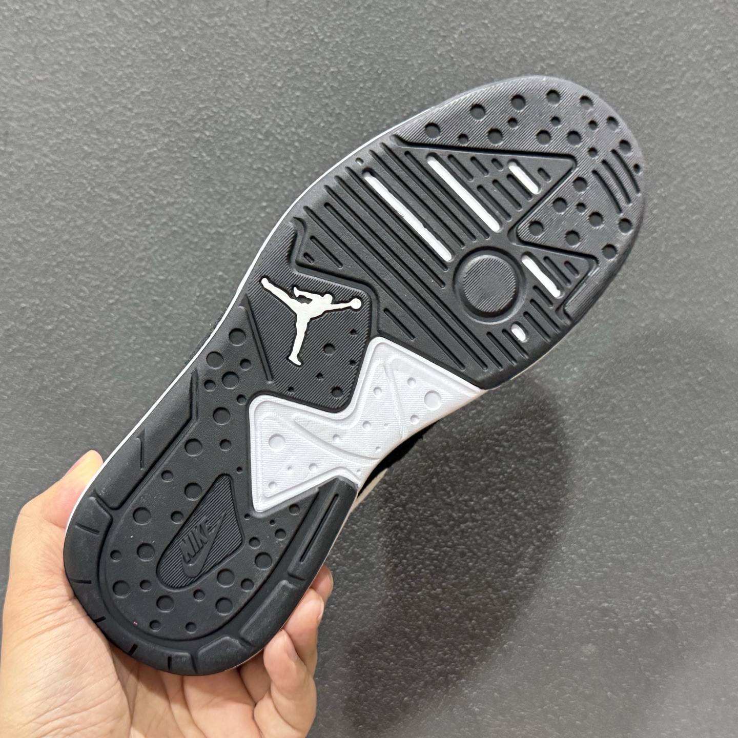 AD版Jordan CMFT ERA 舒适简约低帮运动板鞋 HJ6777-001-High Quatity Cheap Brand wholesale wholesaler seller Clothes Bags handbags Sneakers Top Fashion Clothing Shoes from China Factory Chinese suppliers best Quality Beautiful Price AD版Jordan CMFT ERA 舒适简约低帮运动板鞋 HJ6777-001