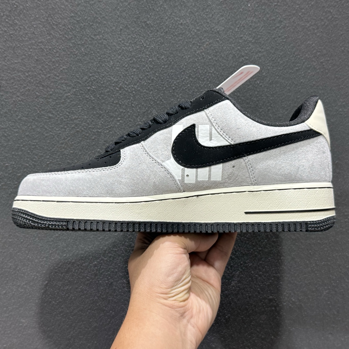 Nike Air Force 1 x Undefeated 联名款 ”灰黑麂皮” FV3694-114