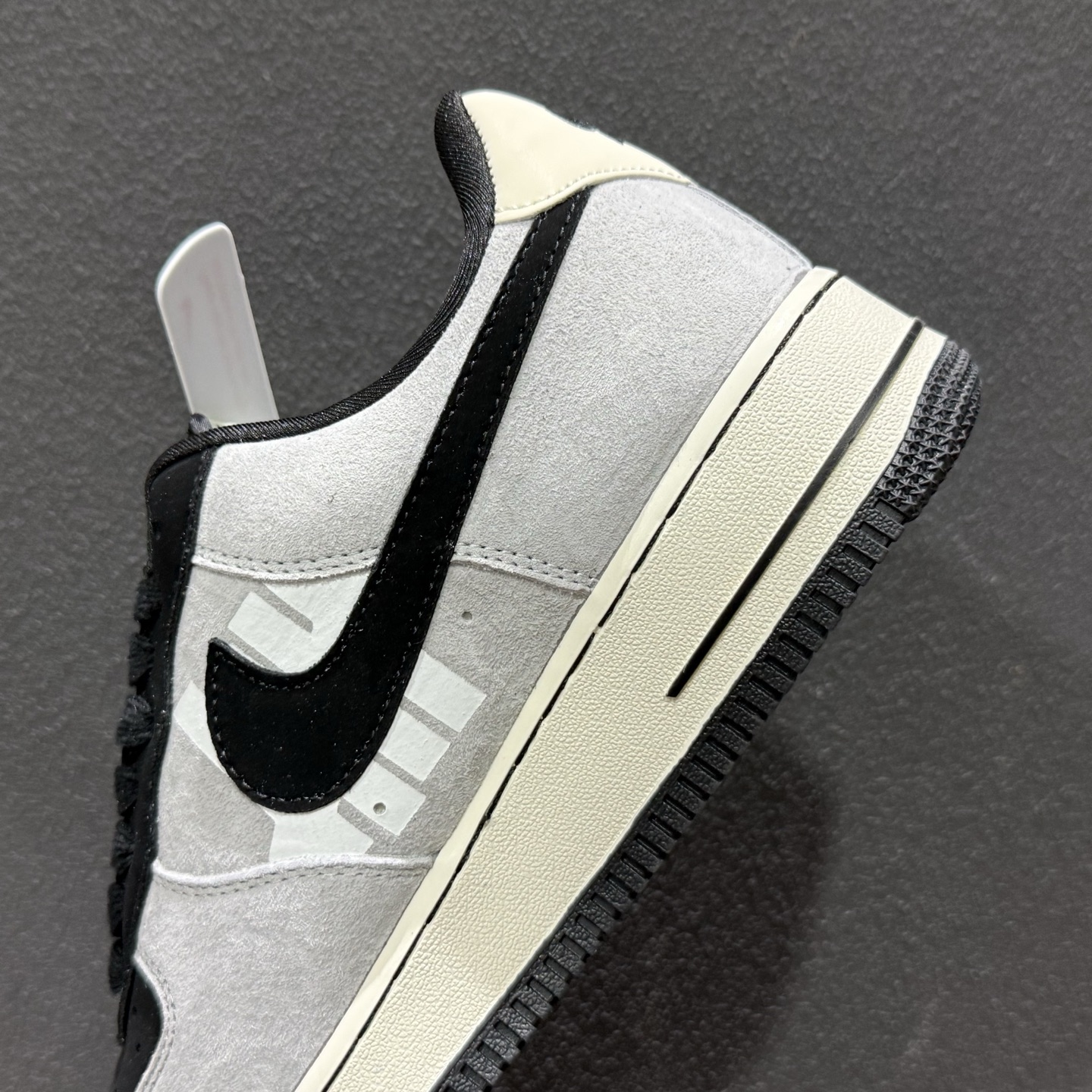 Nike Air Force 1 x Undefeated 联名款 ”灰黑麂皮” FV3694-114