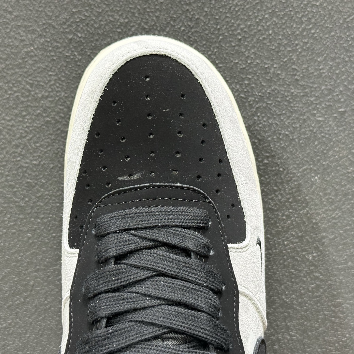 Nike Air Force 1 x Undefeated 联名款 ”灰黑麂皮” FV3694-114