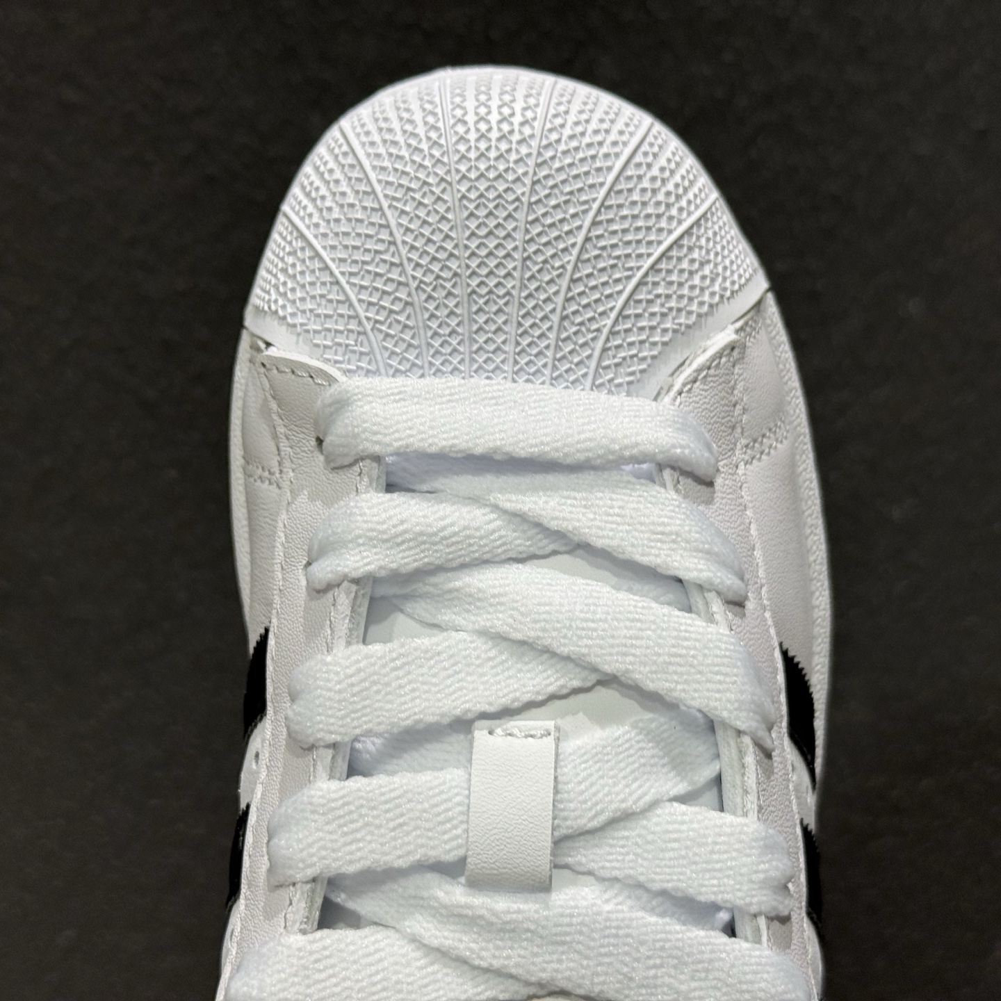 新款出货 AD AD Originals Superstar 2 贝壳头 简约经典 舒适时尚 复古板鞋 男女同款 黑白 JH9977-124-High Quatity Cheap Brand wholesale wholesaler seller Clothes Bags handbags Sneakers Top Fashion Clothing Shoes from China Factory Chinese suppliers best Quality Beautiful Price 新款出货 AD AD Originals Superstar 2 贝壳头 简约经典 舒适时尚 复古板鞋 男女同款 黑白 JH9977-124