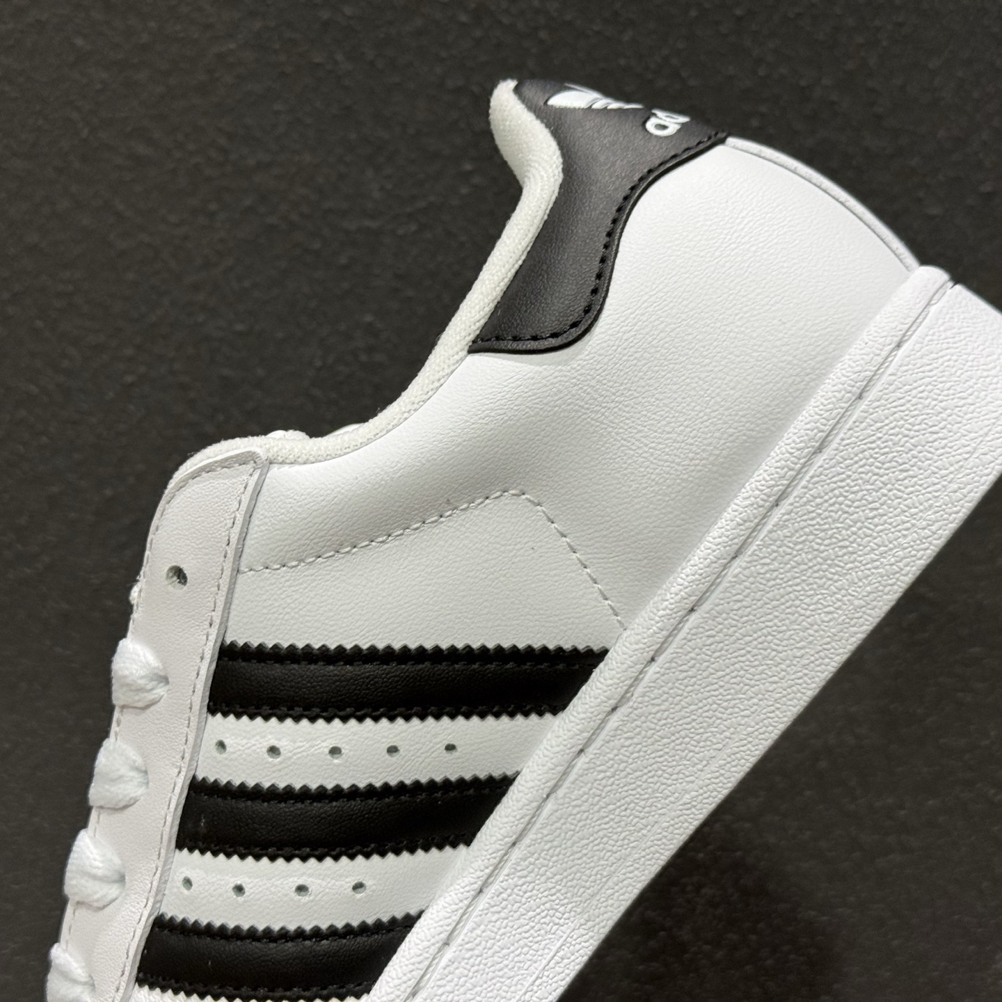 新款出货 AD AD Originals Superstar 2 贝壳头 简约经典 舒适时尚 复古板鞋 男女同款 黑白 JH9977-124-High Quatity Cheap Brand wholesale wholesaler seller Clothes Bags handbags Sneakers Top Fashion Clothing Shoes from China Factory Chinese suppliers best Quality Beautiful Price 新款出货 AD AD Originals Superstar 2 贝壳头 简约经典 舒适时尚 复古板鞋 男女同款 黑白 JH9977-124