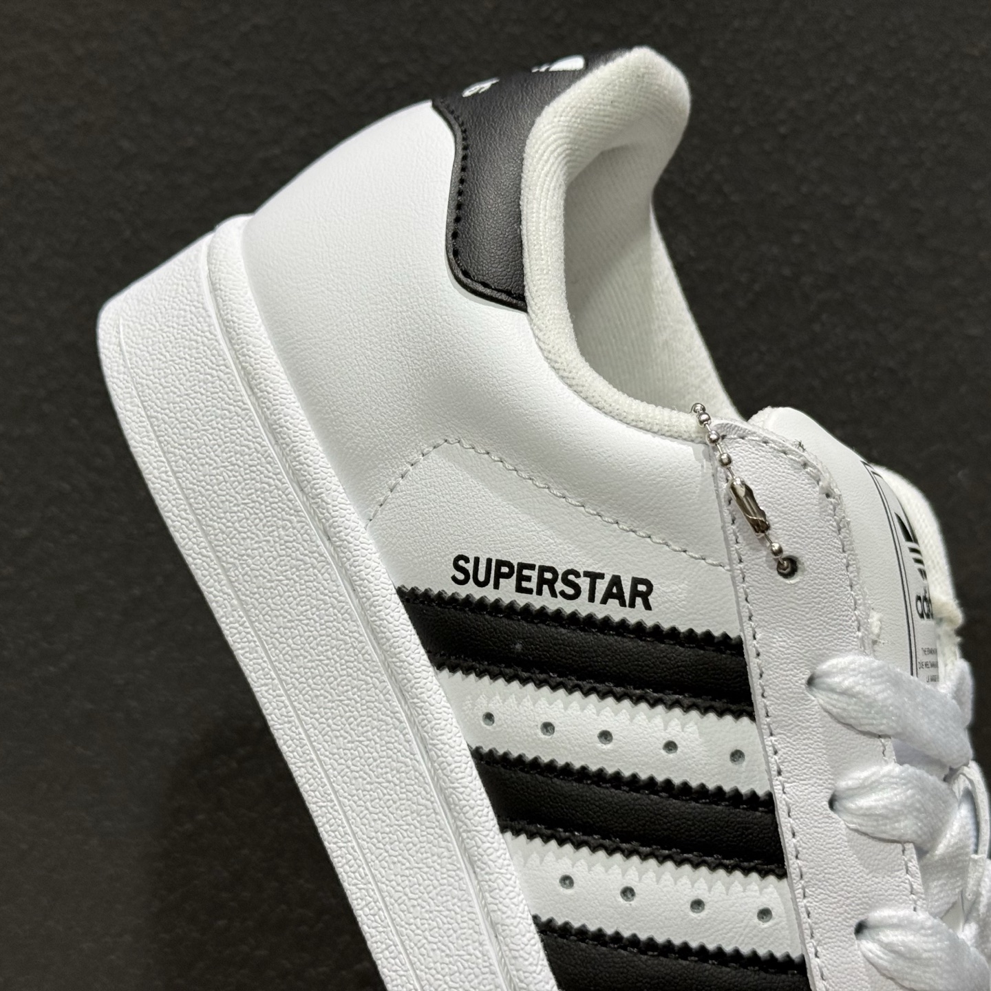 新款出货 AD AD Originals Superstar 2 贝壳头 简约经典 舒适时尚 复古板鞋 男女同款 黑白 JH9977-124-High Quatity Cheap Brand wholesale wholesaler seller Clothes Bags handbags Sneakers Top Fashion Clothing Shoes from China Factory Chinese suppliers best Quality Beautiful Price 新款出货 AD AD Originals Superstar 2 贝壳头 简约经典 舒适时尚 复古板鞋 男女同款 黑白 JH9977-124