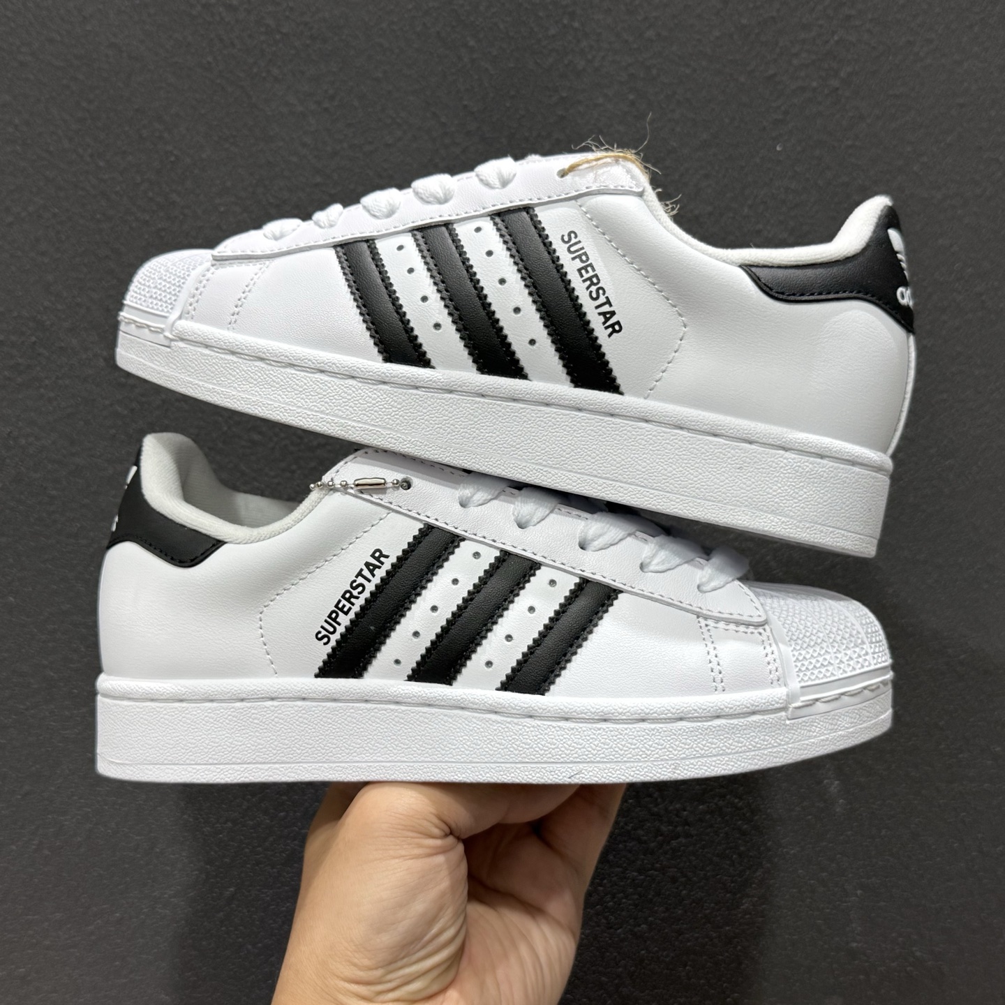 新款出货 AD AD Originals Superstar 2 贝壳头 简约经典 舒适时尚 复古板鞋 男女同款 黑白 JH9977-124-High Quatity Cheap Brand wholesale wholesaler seller Clothes Bags handbags Sneakers Top Fashion Clothing Shoes from China Factory Chinese suppliers best Quality Beautiful Price 新款出货 AD AD Originals Superstar 2 贝壳头 简约经典 舒适时尚 复古板鞋 男女同款 黑白 JH9977-124