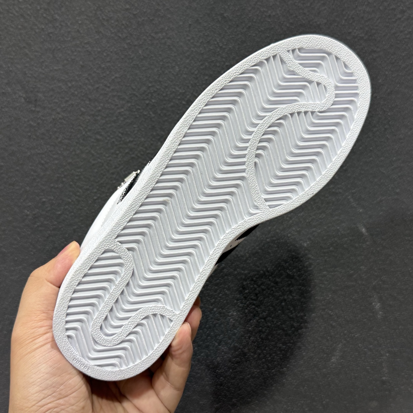 新款出货 AD AD Originals Superstar 2 贝壳头 简约经典 舒适时尚 复古板鞋 男女同款 黑白 JH9977-124-High Quatity Cheap Brand wholesale wholesaler seller Clothes Bags handbags Sneakers Top Fashion Clothing Shoes from China Factory Chinese suppliers best Quality Beautiful Price 新款出货 AD AD Originals Superstar 2 贝壳头 简约经典 舒适时尚 复古板鞋 男女同款 黑白 JH9977-124